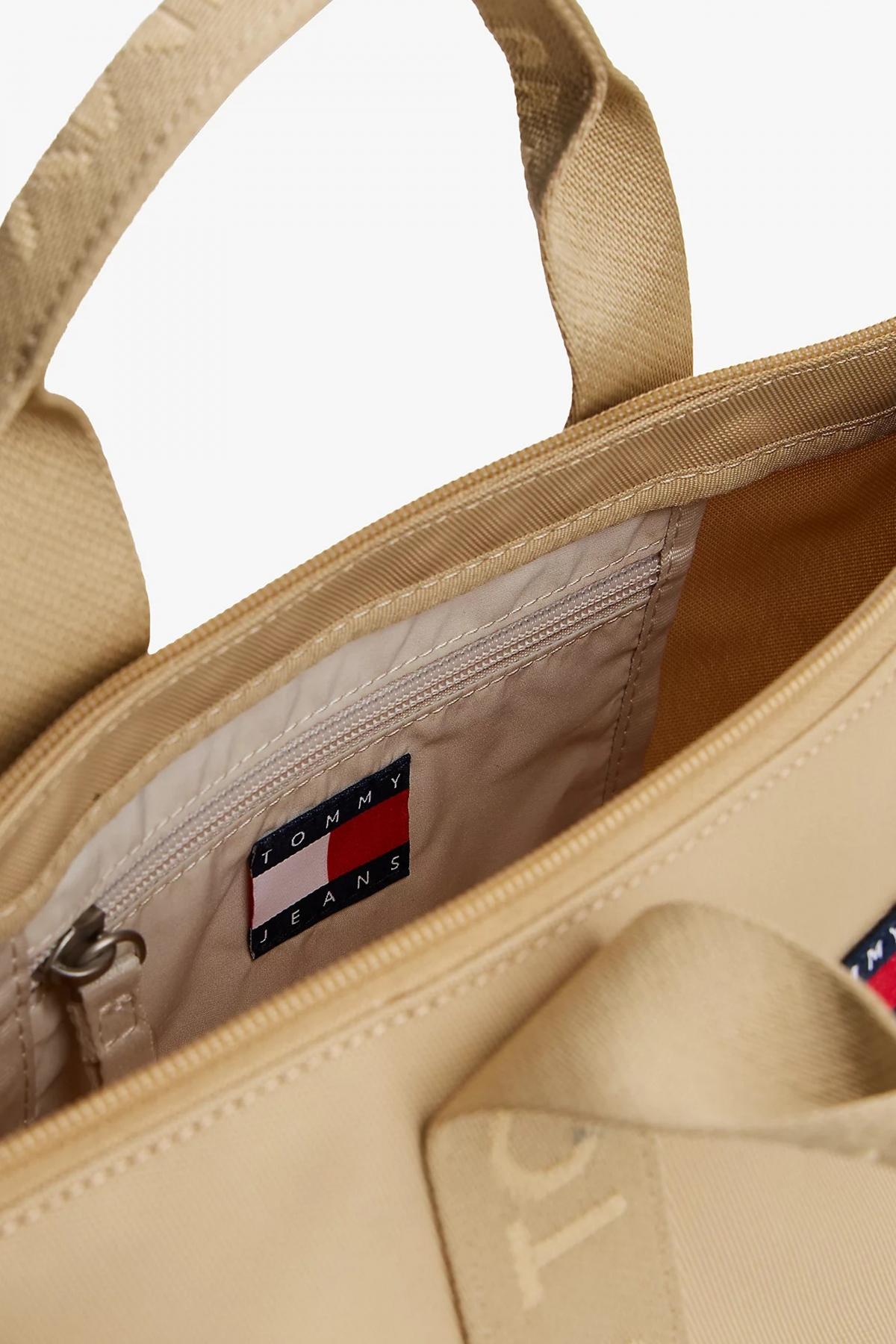 TOMMY JEANS DAILY MINI TOTE en color MARRON CLARO (3)