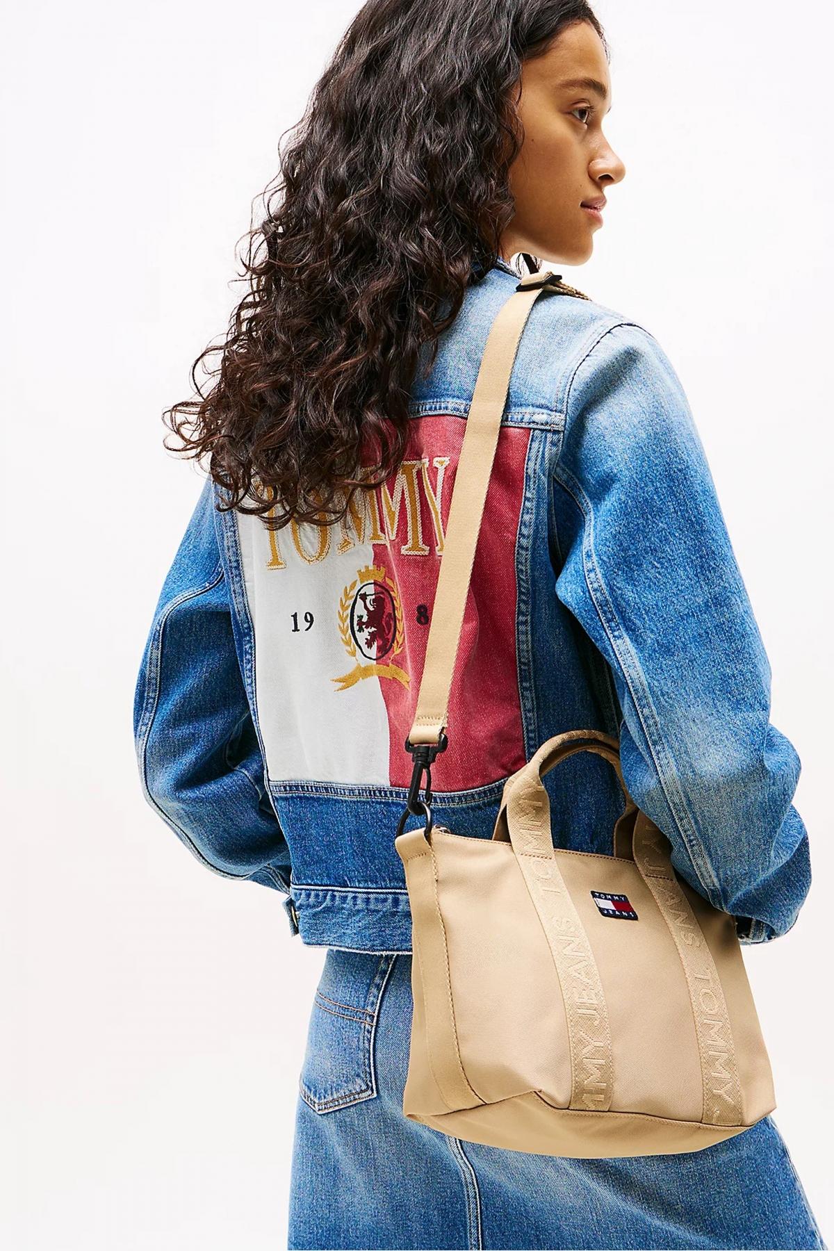 TOMMY JEANS DAILY MINI TOTE en color MARRON CLARO (4)