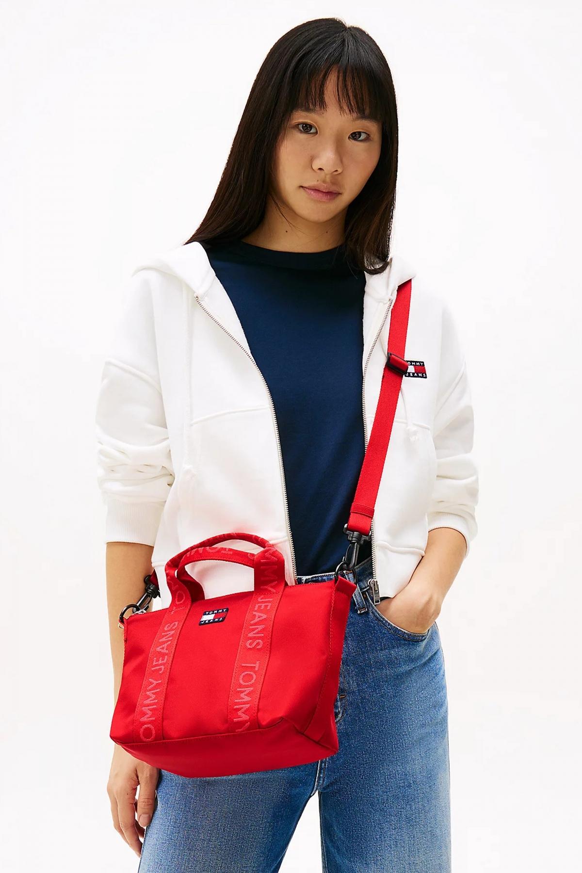 TOMMY JEANS DAILY MINI TOTE en color ROJO (4)