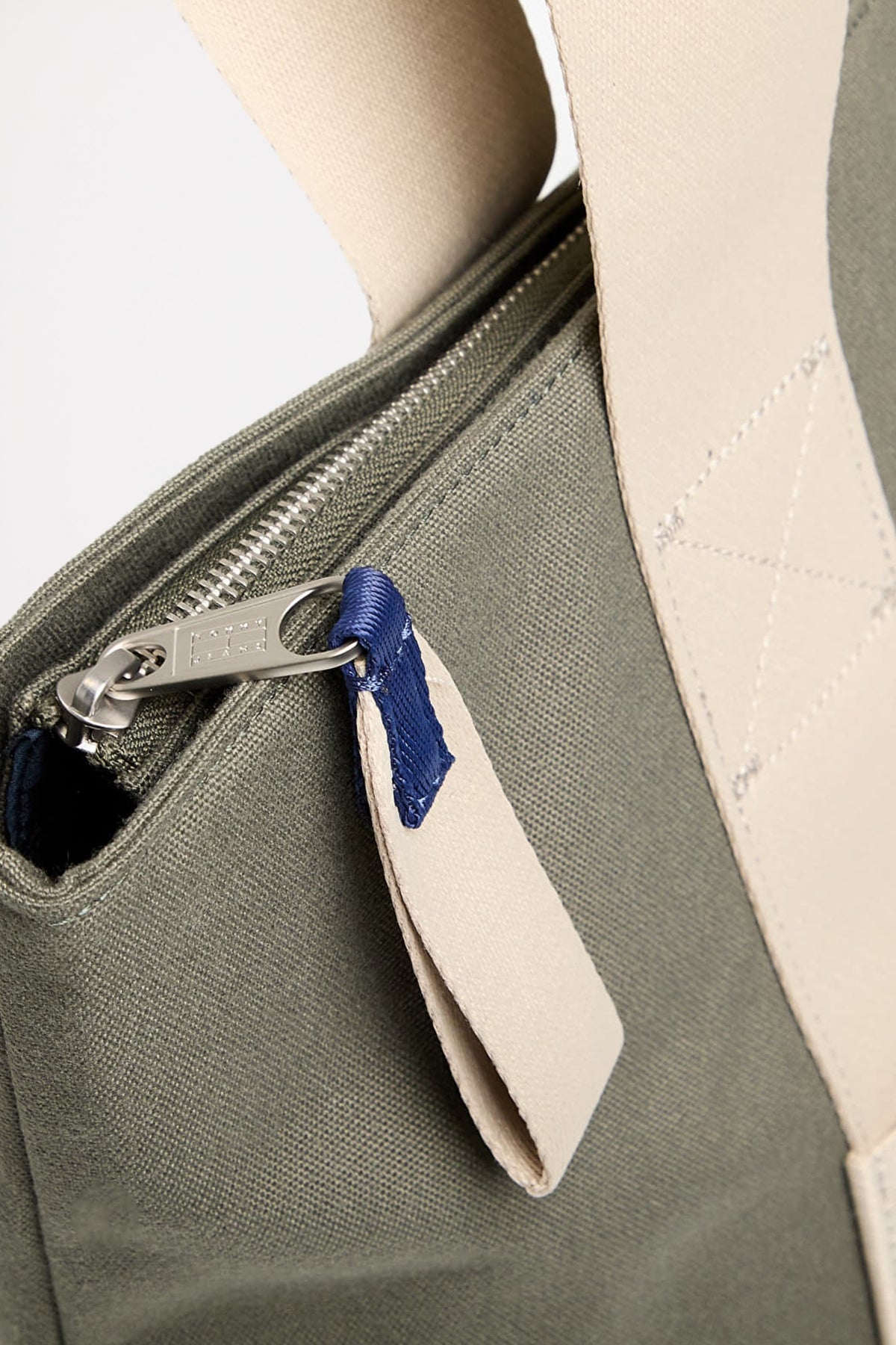 TOMMY JEANS RETRO COOL TOTE en color VERDE (2)