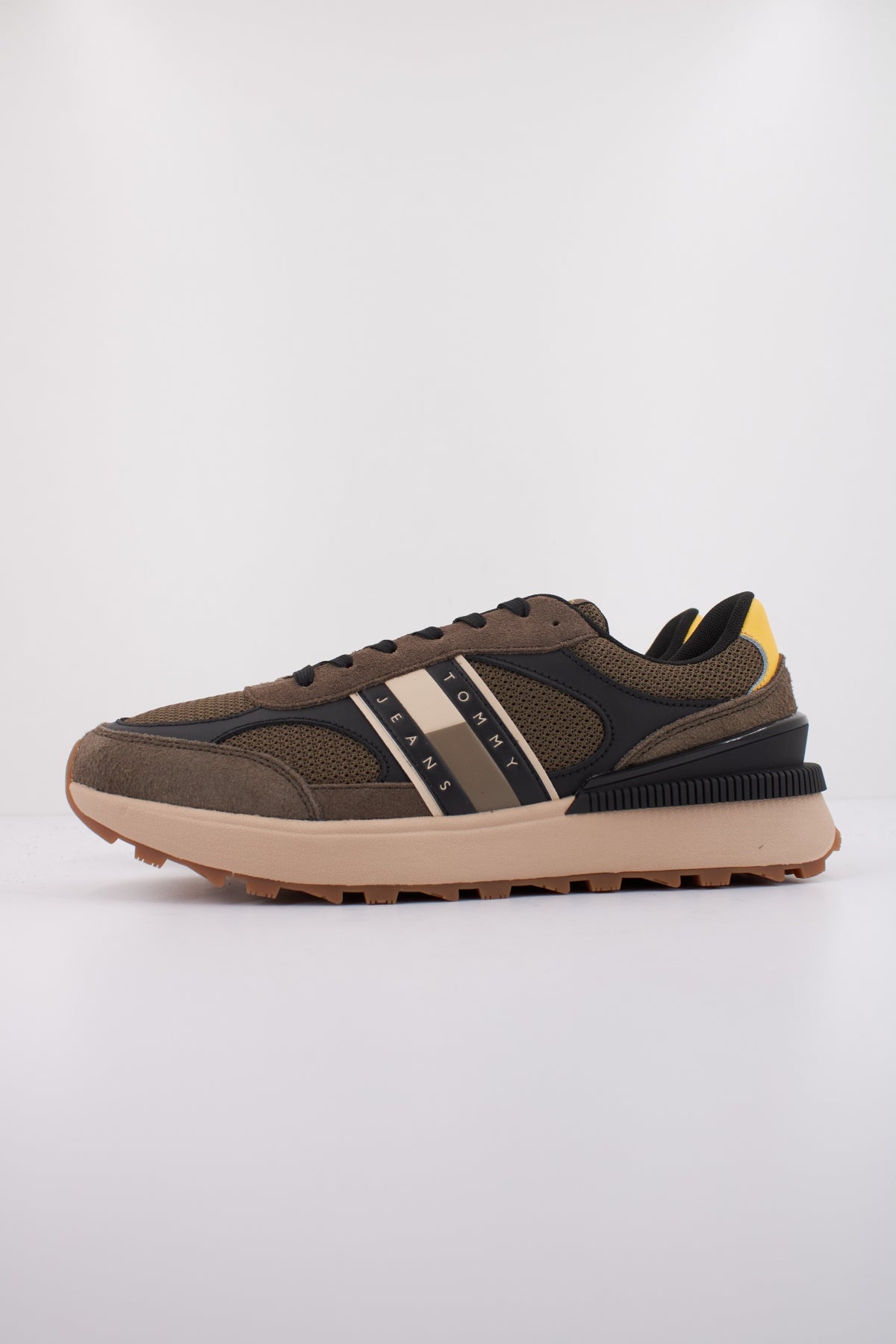 TOMMY JEANS TJM TECHNICAL RUNNER ESS en color MARRON (1)
