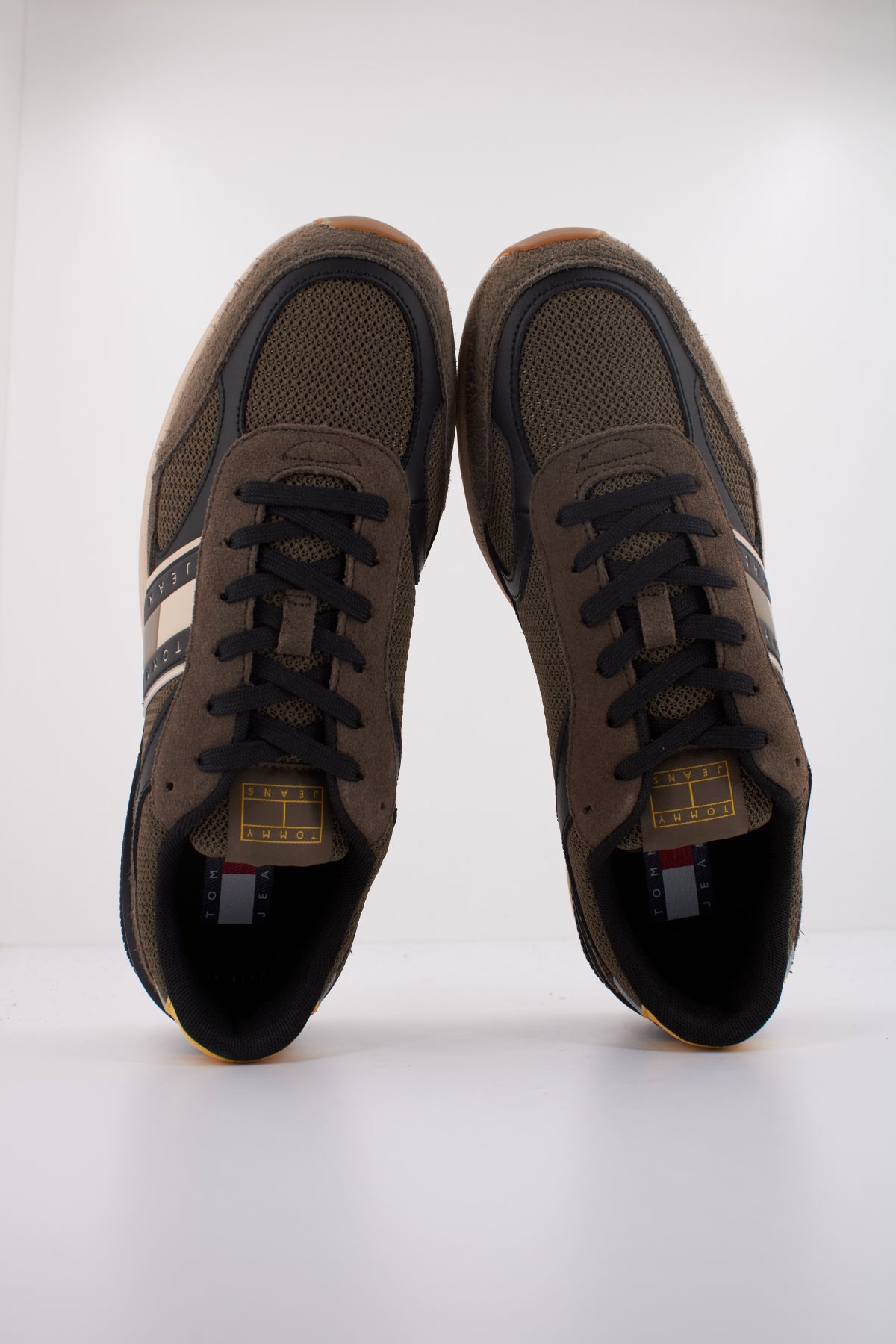 TOMMY JEANS TJM TECHNICAL RUNNER ESS en color MARRON (3)