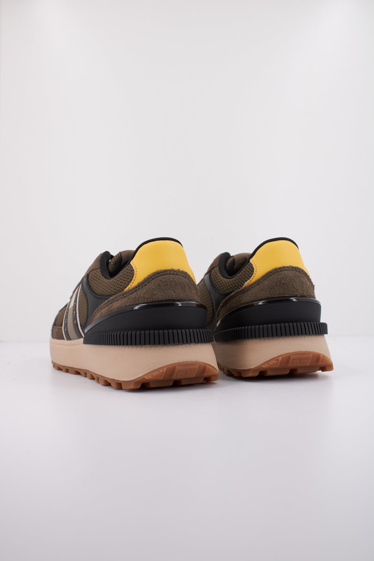 TOMMY JEANS TJM TECHNICAL RUNNER ESS en color MARRON (4)