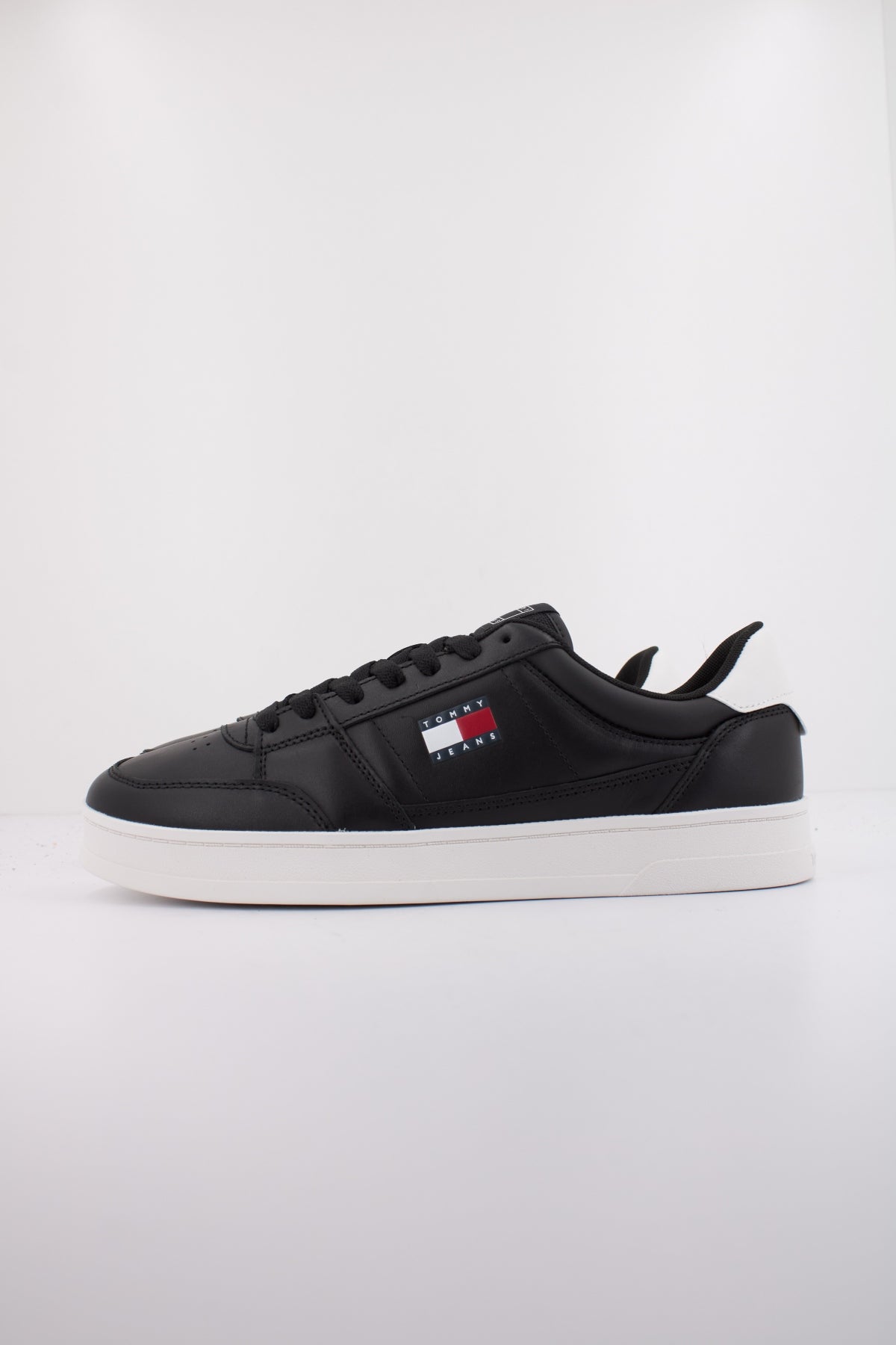 TOMMY JEANS THE GREENWICH NEW ES en color NEGRO (1)