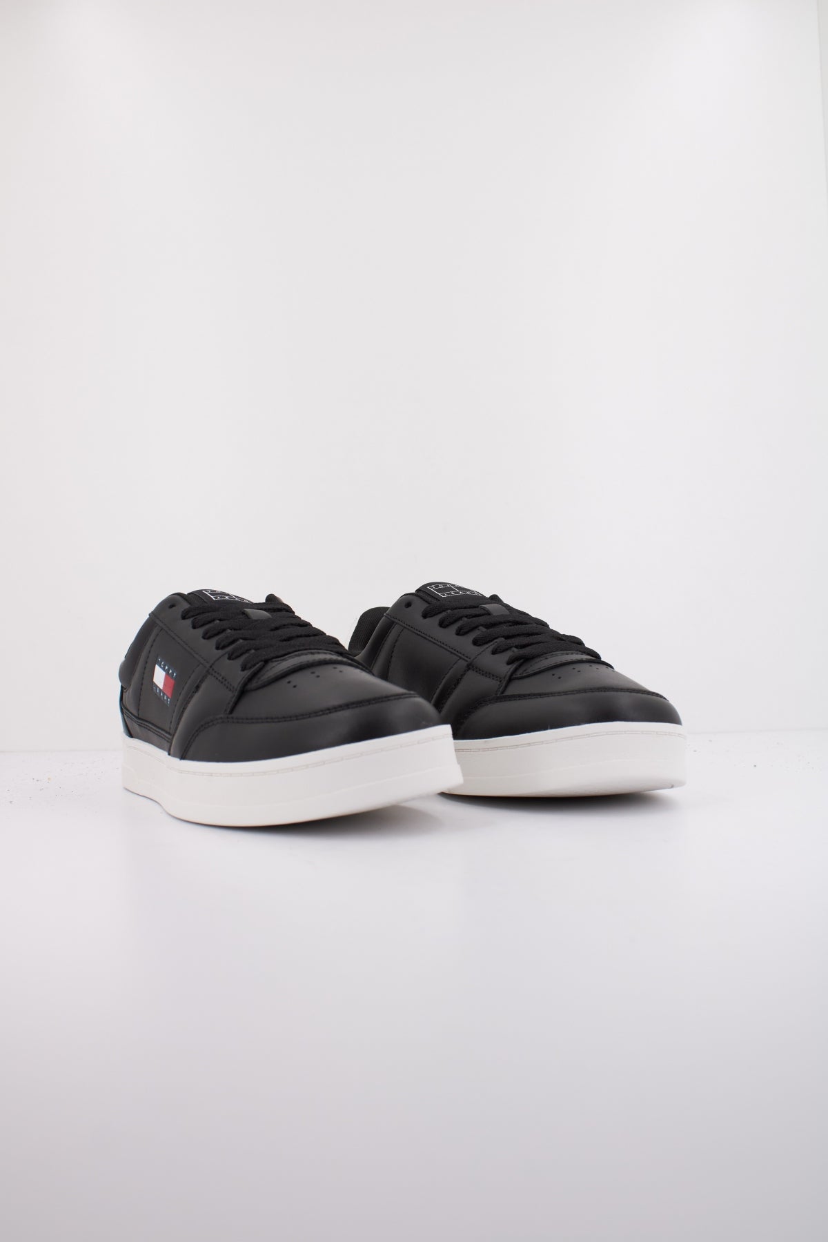 TOMMY JEANS THE GREENWICH NEW ES en color NEGRO (2)