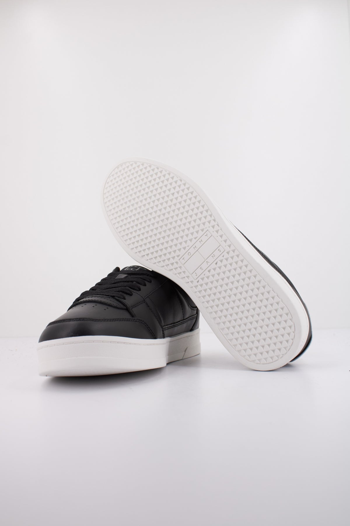 TOMMY JEANS THE GREENWICH NEW ES en color NEGRO (5)