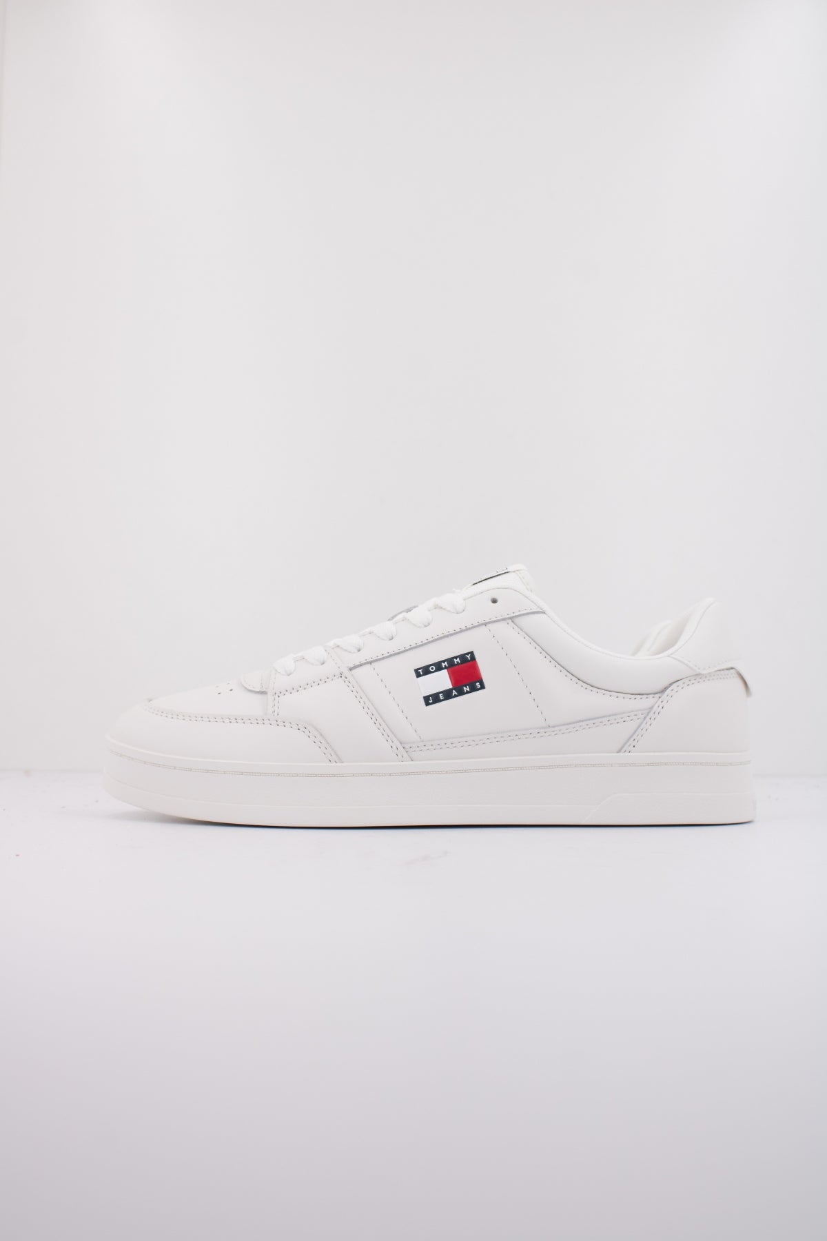 TOMMY JEANS THE GREENWICH NEW ES en color BLANCO (1)