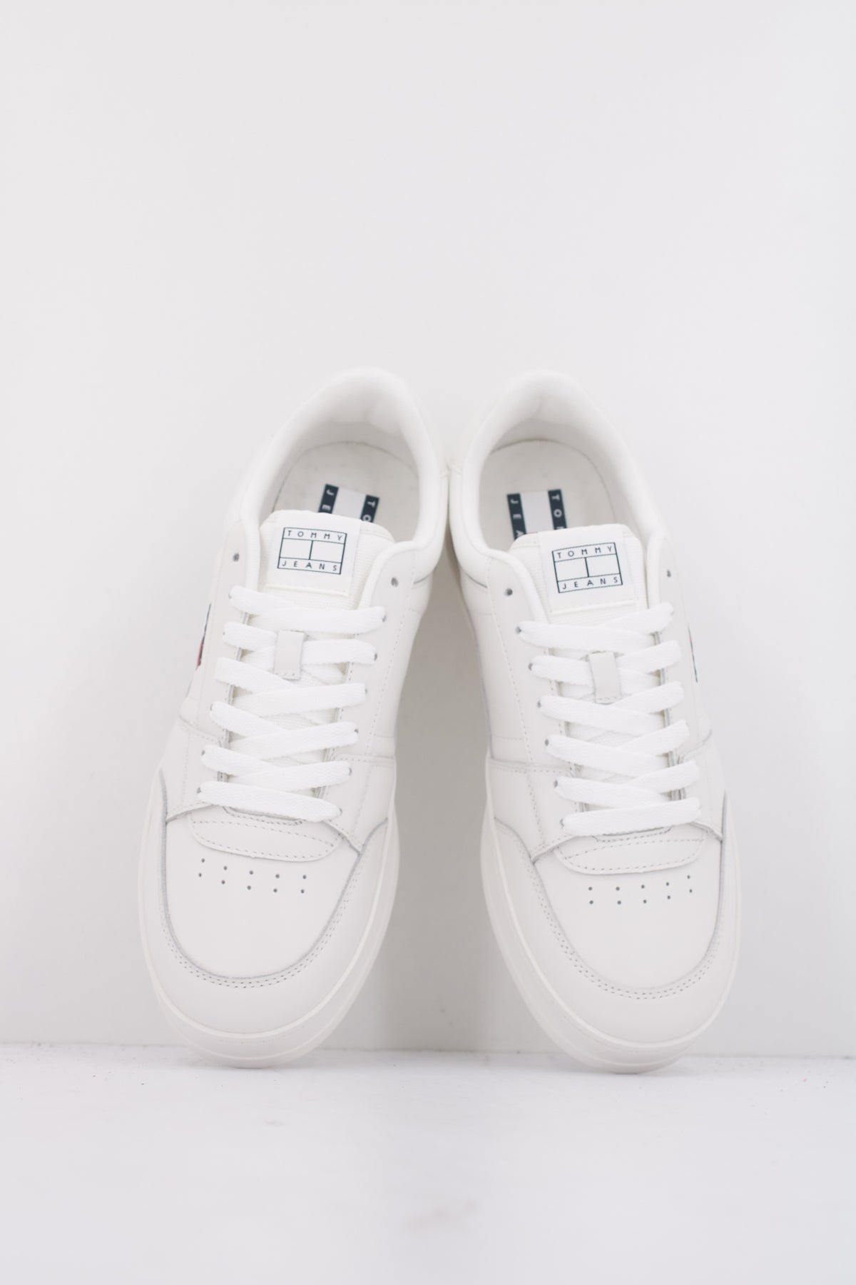 TOMMY JEANS THE GREENWICH NEW ES en color BLANCO (3)
