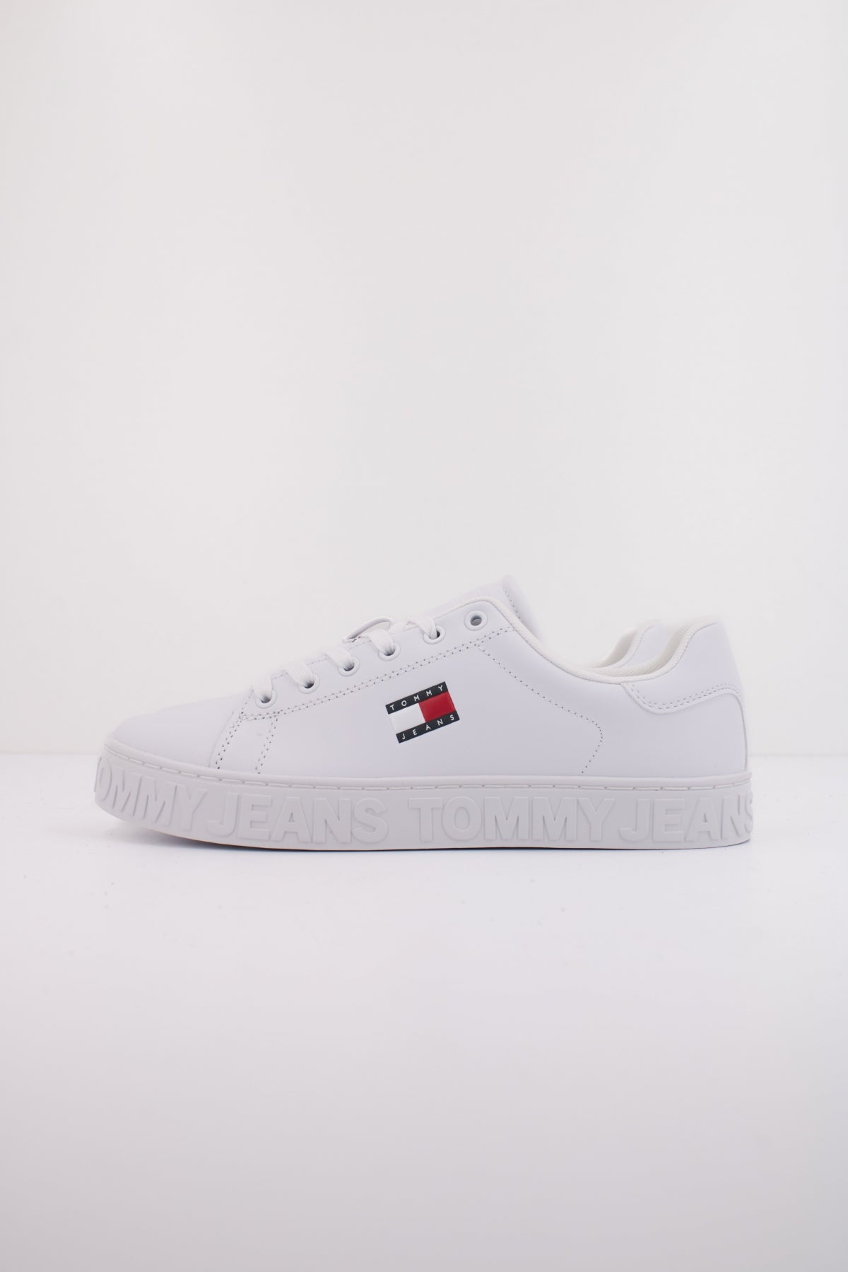 TOMMY JEANS TJW LOGO OUTSOLE en color BLANCO (1)
