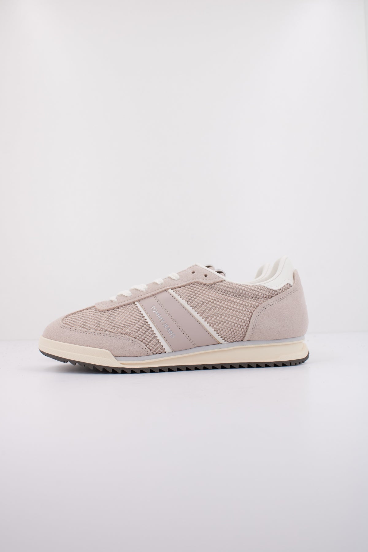 TOMMY JEANS TJW LOW PROFILE RUNNER en color BEIS (1)