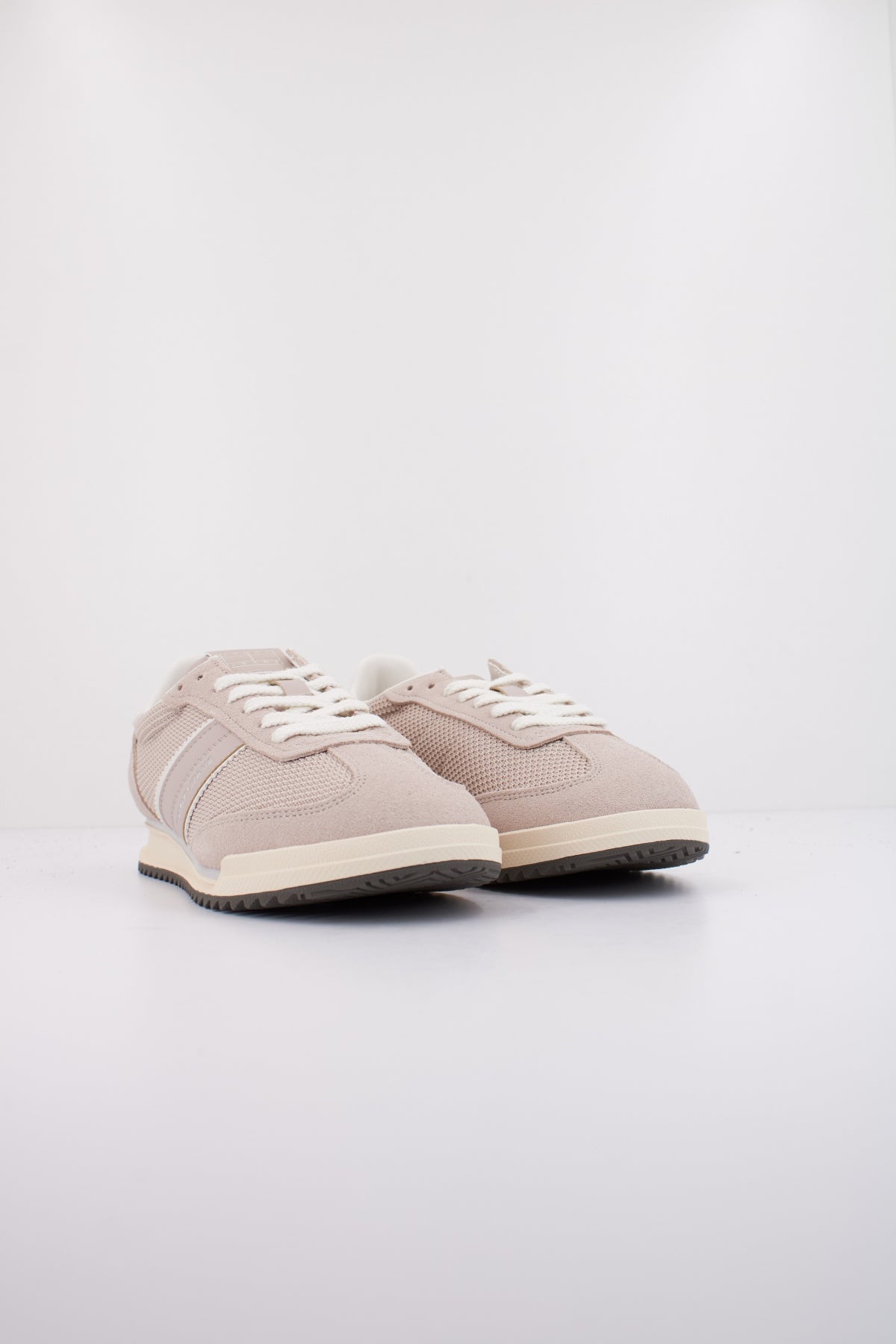 TOMMY JEANS TJW LOW PROFILE RUNNER en color BEIS (2)