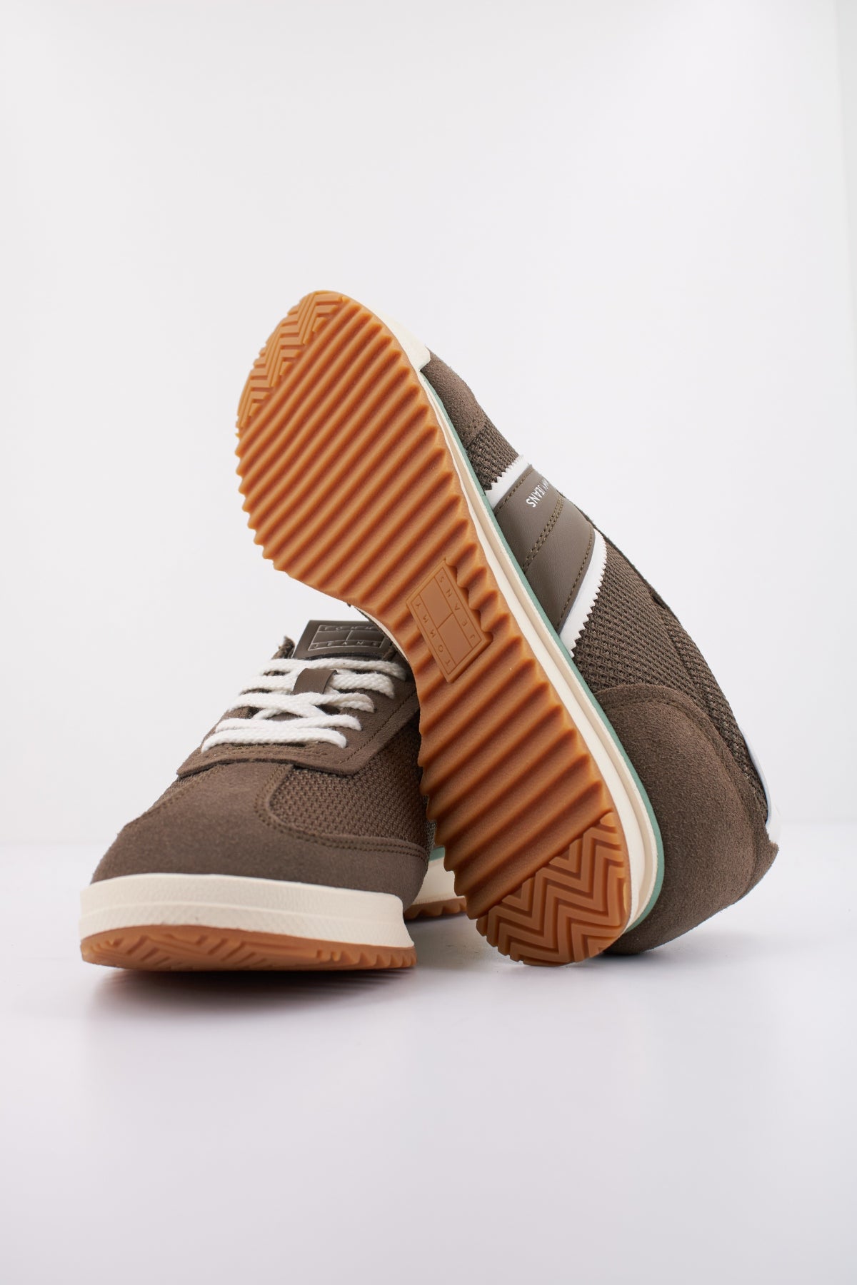TOMMY JEANS TJW LOW PROFILE RUNNER en color VERDE (5)