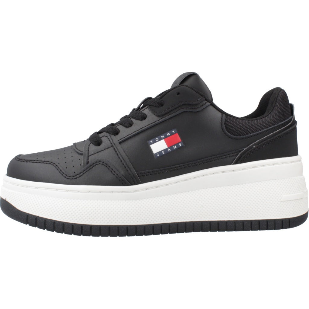 TOMMY JEANS TJW RETRO BASKET FLATFOR en color NEGRO (2)