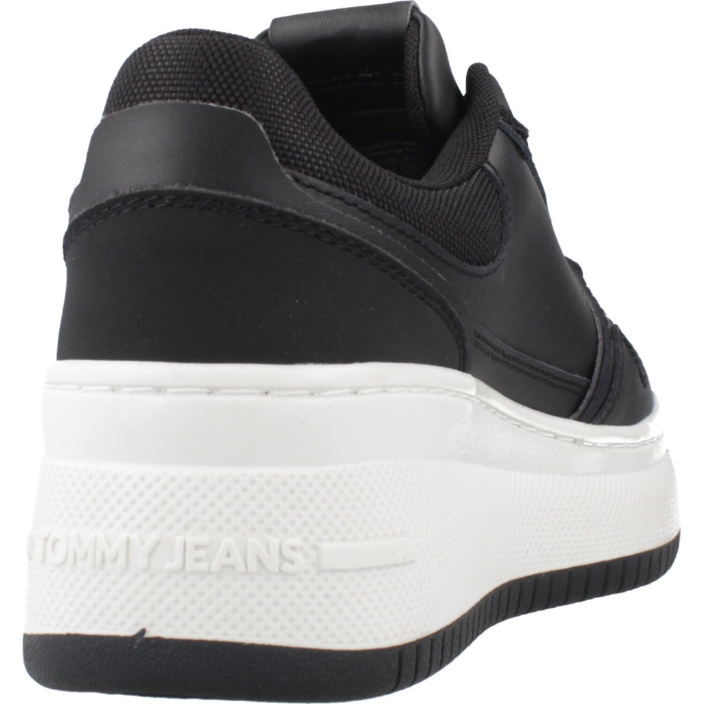 TOMMY JEANS TJW RETRO BASKET FLATFOR en color NEGRO (3)
