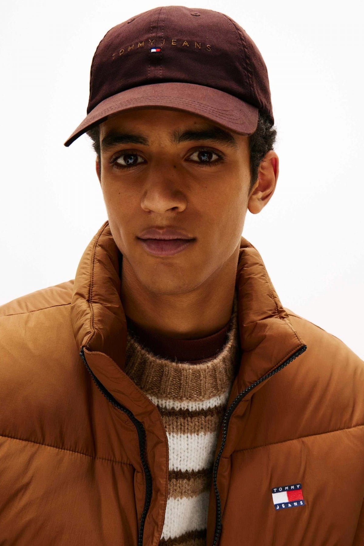 TOMMY JEANS TJM LINEAR LOGO CAP en color MARRON (4)