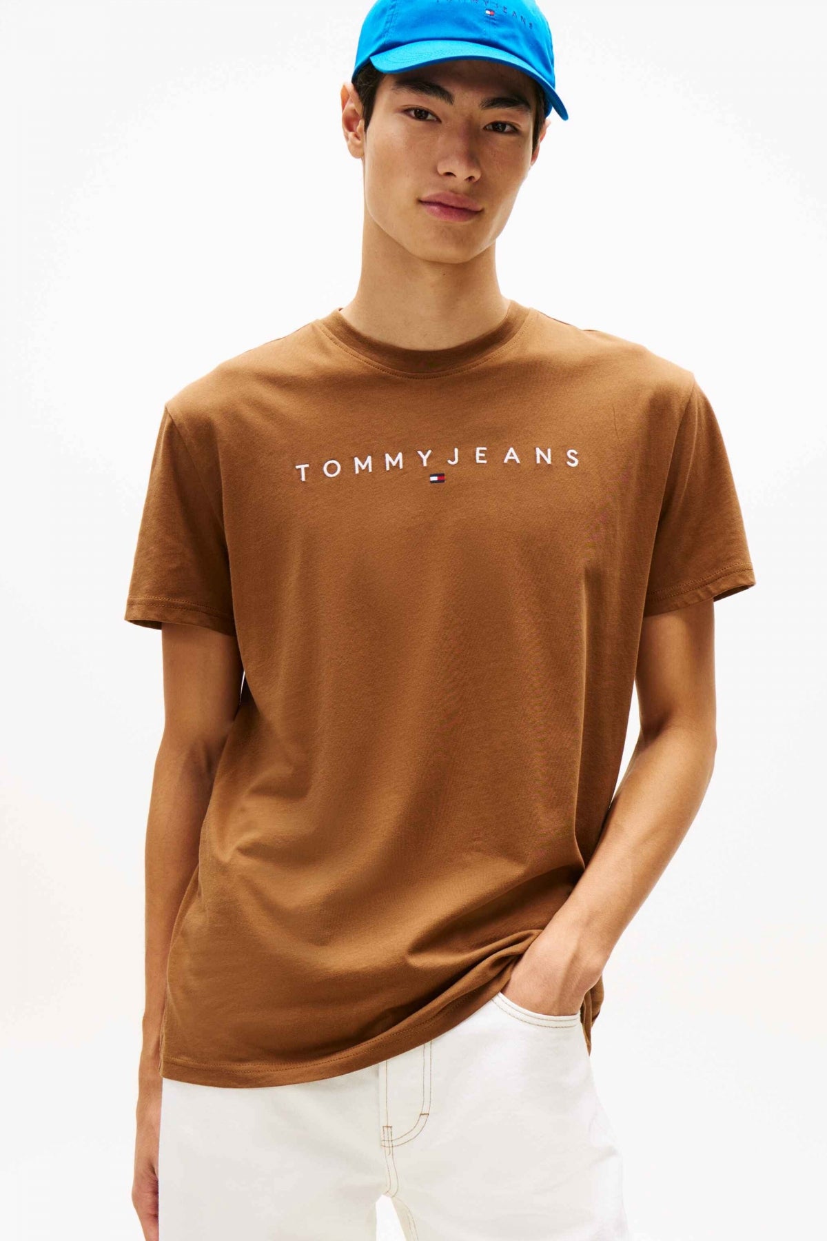 TOMMY JEANS TJM REG LINEAR LOGO TEE en color MARRON (1)