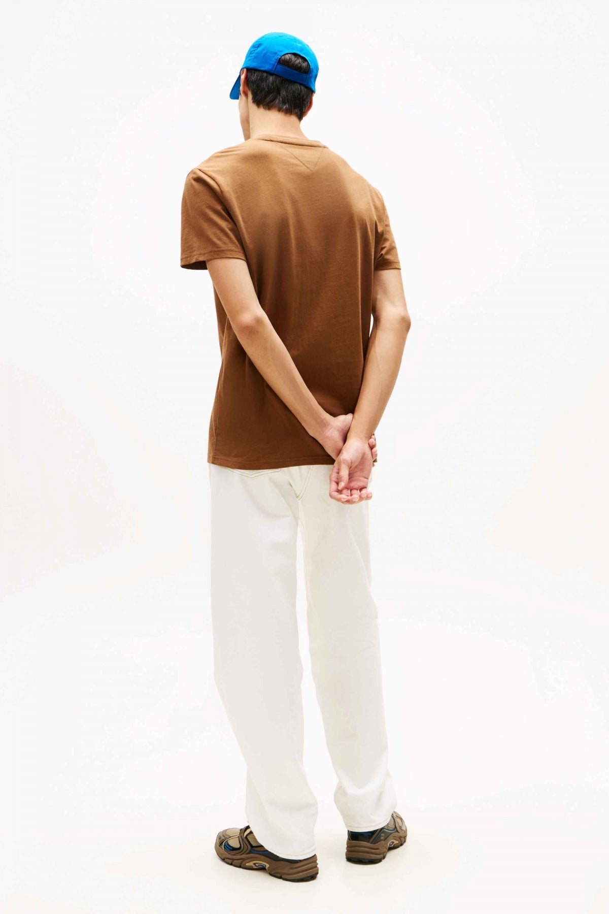 TOMMY JEANS TJM REG LINEAR LOGO TEE en color MARRON (3)