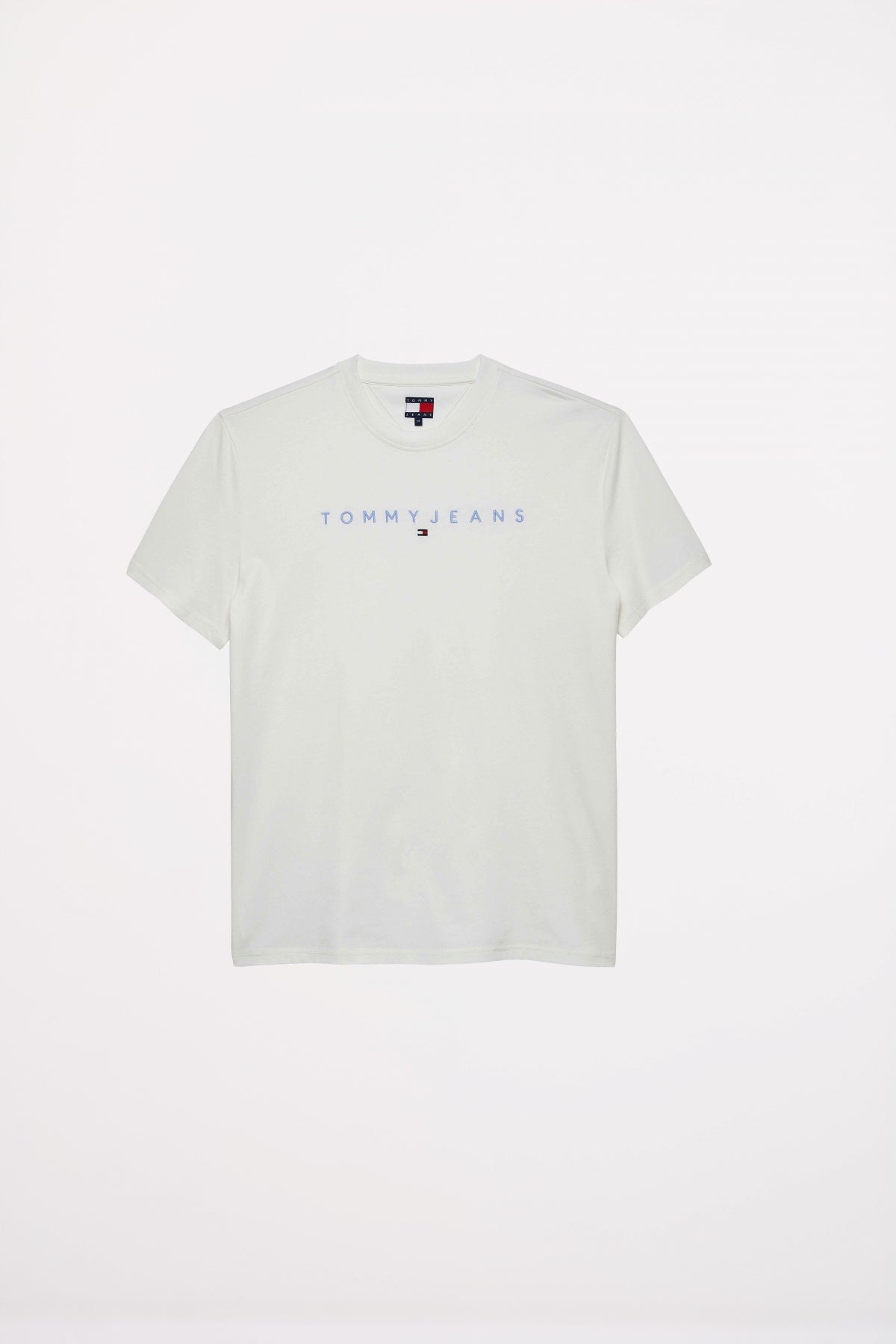 TOMMY JEANS TJM REG LINEAR LOGO TEE en color BLANCO (2)