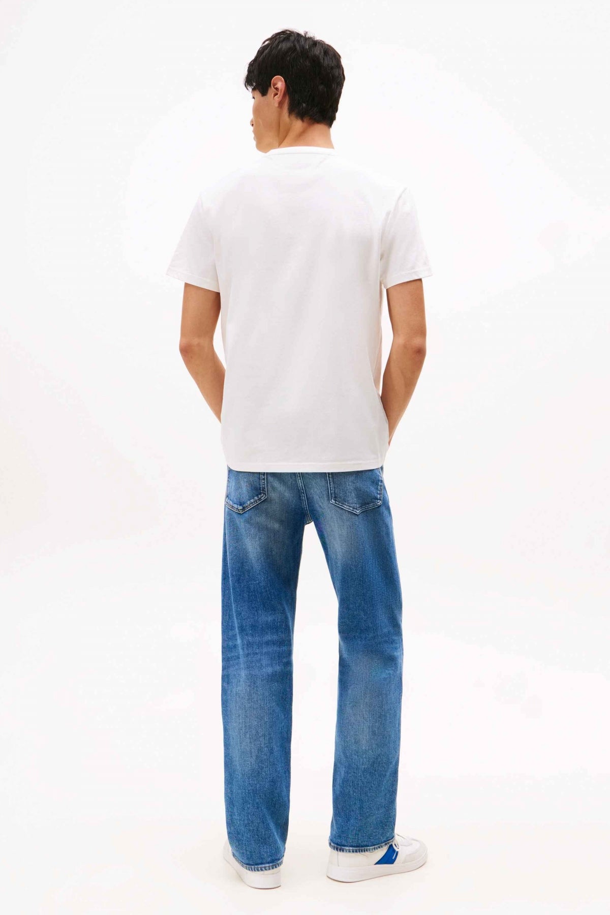 TOMMY JEANS TJM REG LINEAR LOGO TEE en color BLANCO (3)