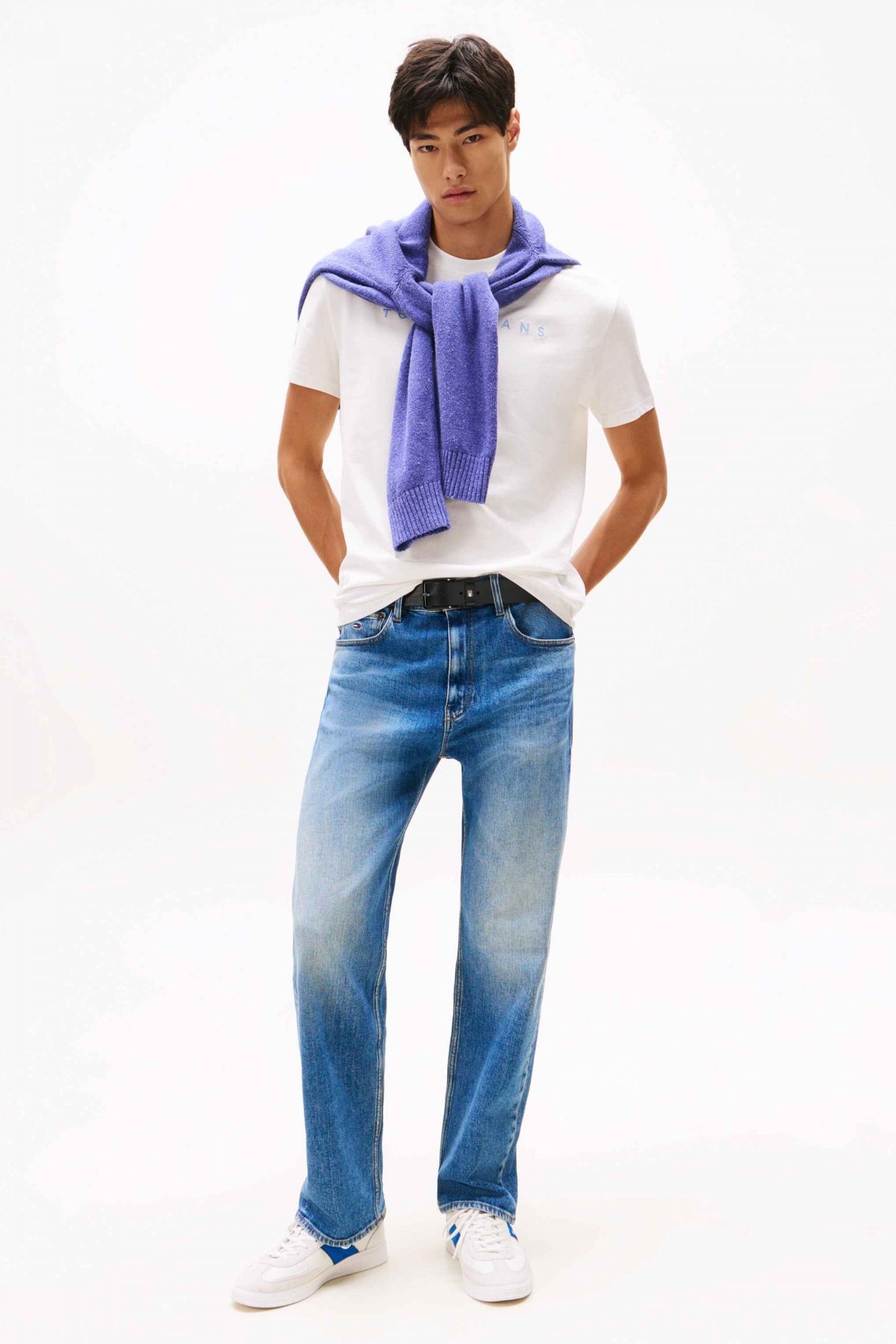 TOMMY JEANS TJM REG LINEAR LOGO TEE en color BLANCO (4)