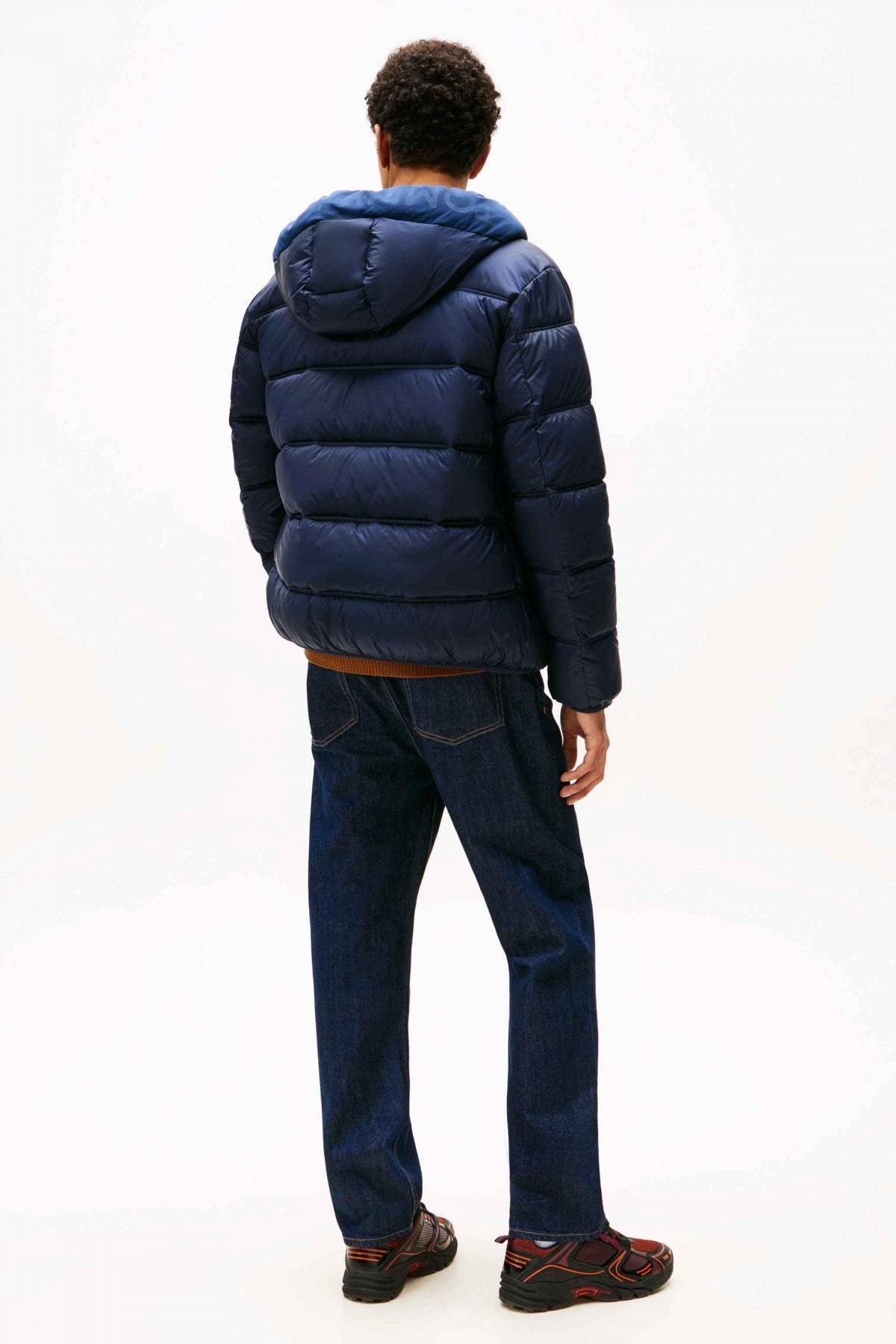 TOMMY JEANS TJM HOODED LOGO PUFFER E en color AZUL (3)