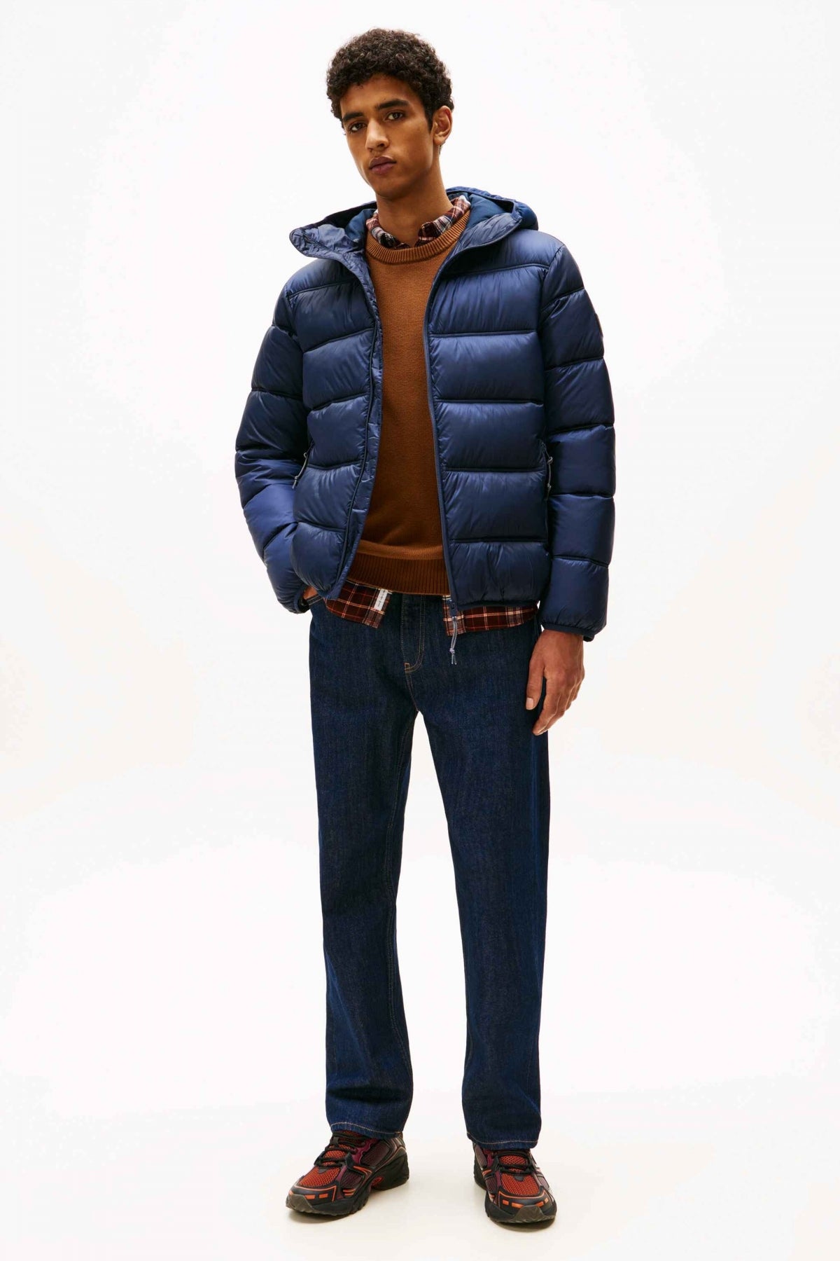 TOMMY JEANS TJM HOODED LOGO PUFFER E en color AZUL (4)