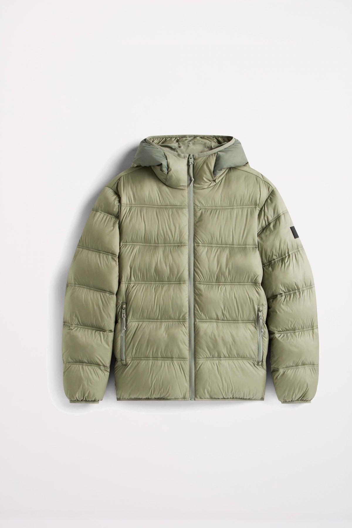 TOMMY JEANS TJM HOODED LOGO PUFFER E en color VERDE (2)