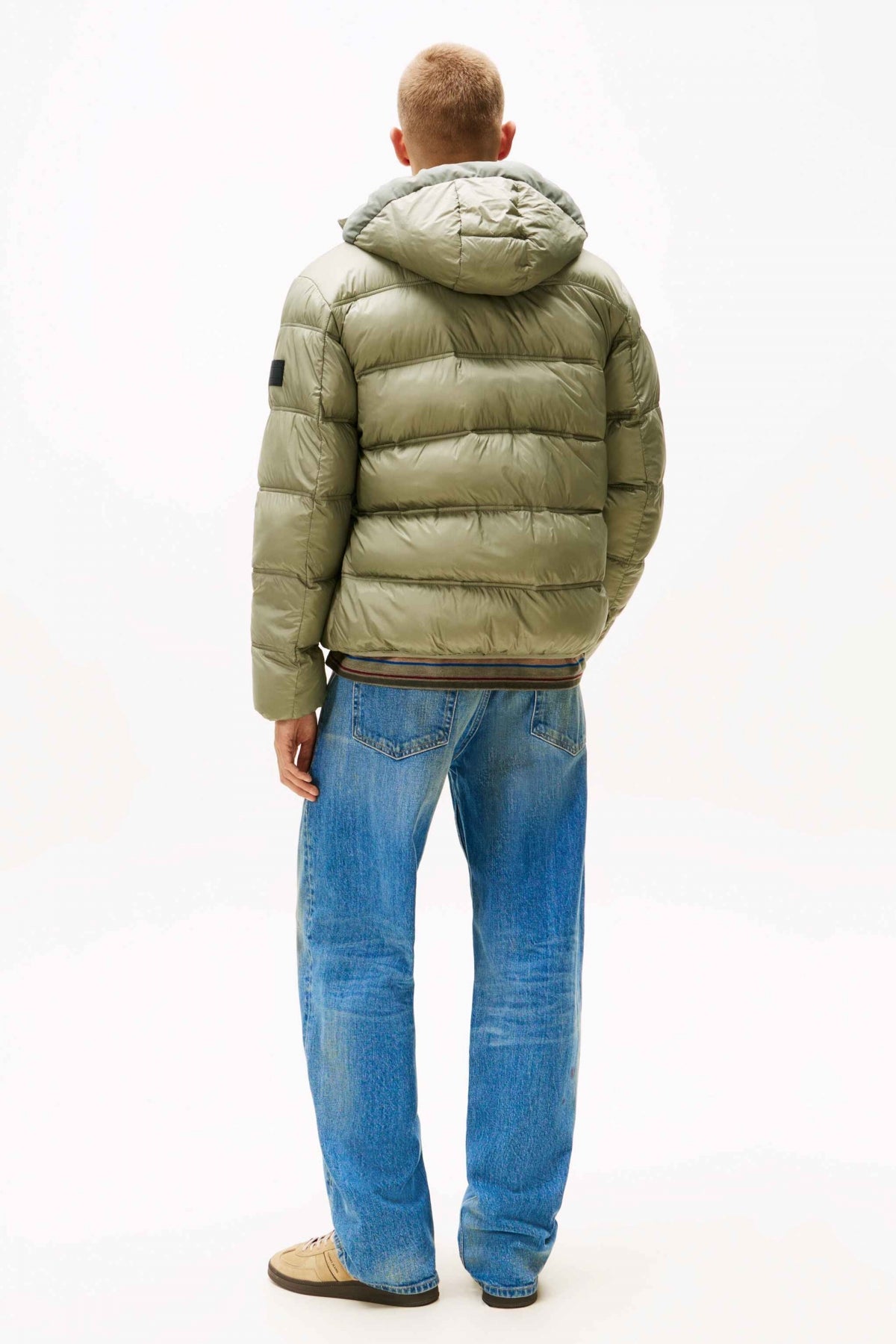 TOMMY JEANS TJM HOODED LOGO PUFFER E en color VERDE (3)