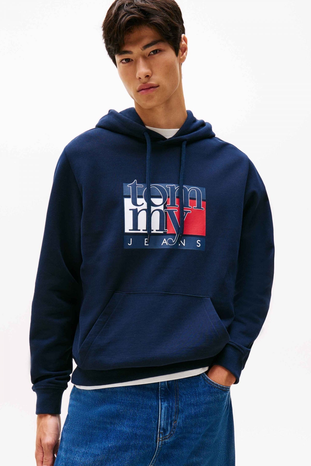 TOMMY JEANS TJM REG RWB FLAG HOODIE en color AZUL (1)