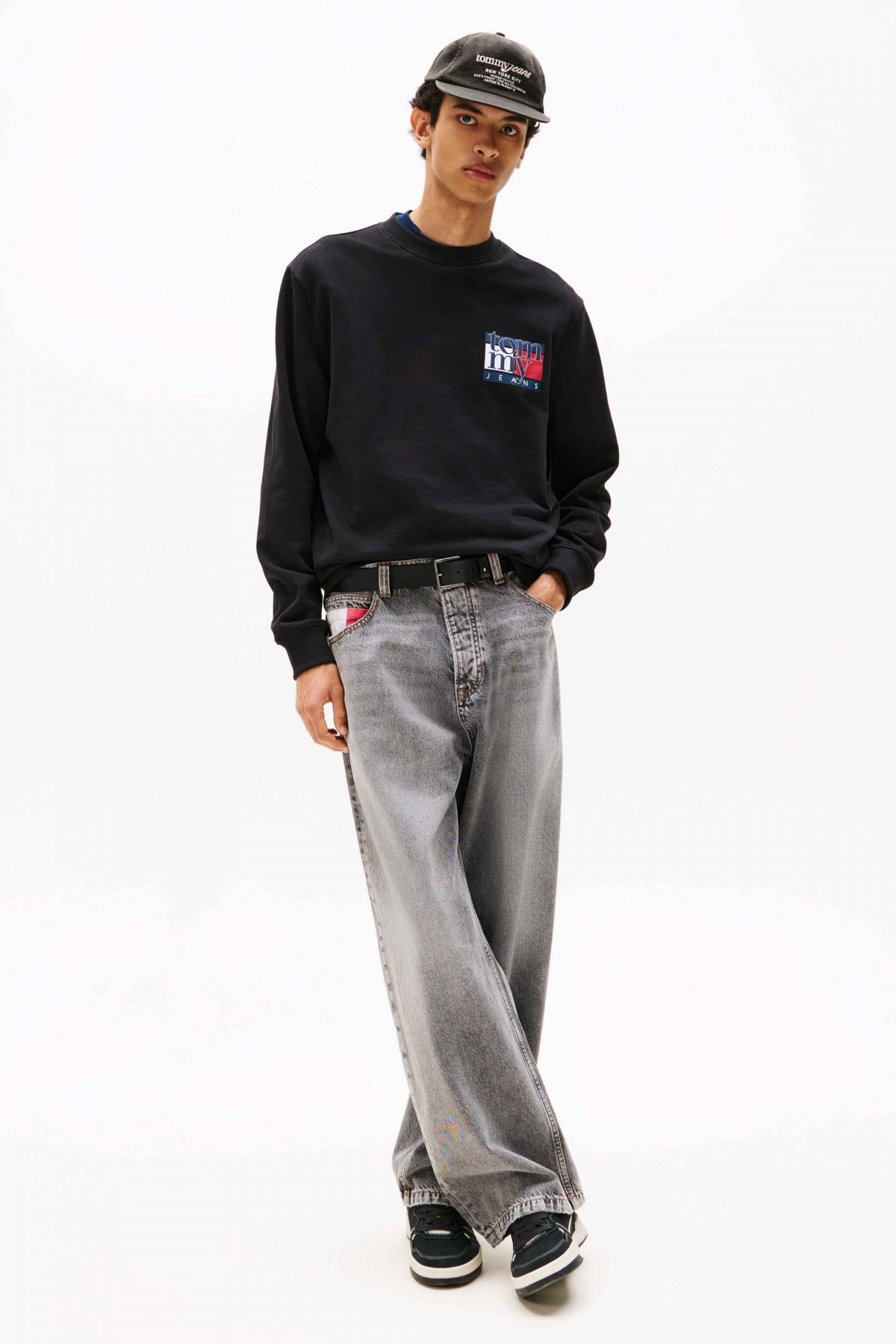 TOMMY JEANS TJM REG RWB FLAG CREW EX en color NEGRO (4)