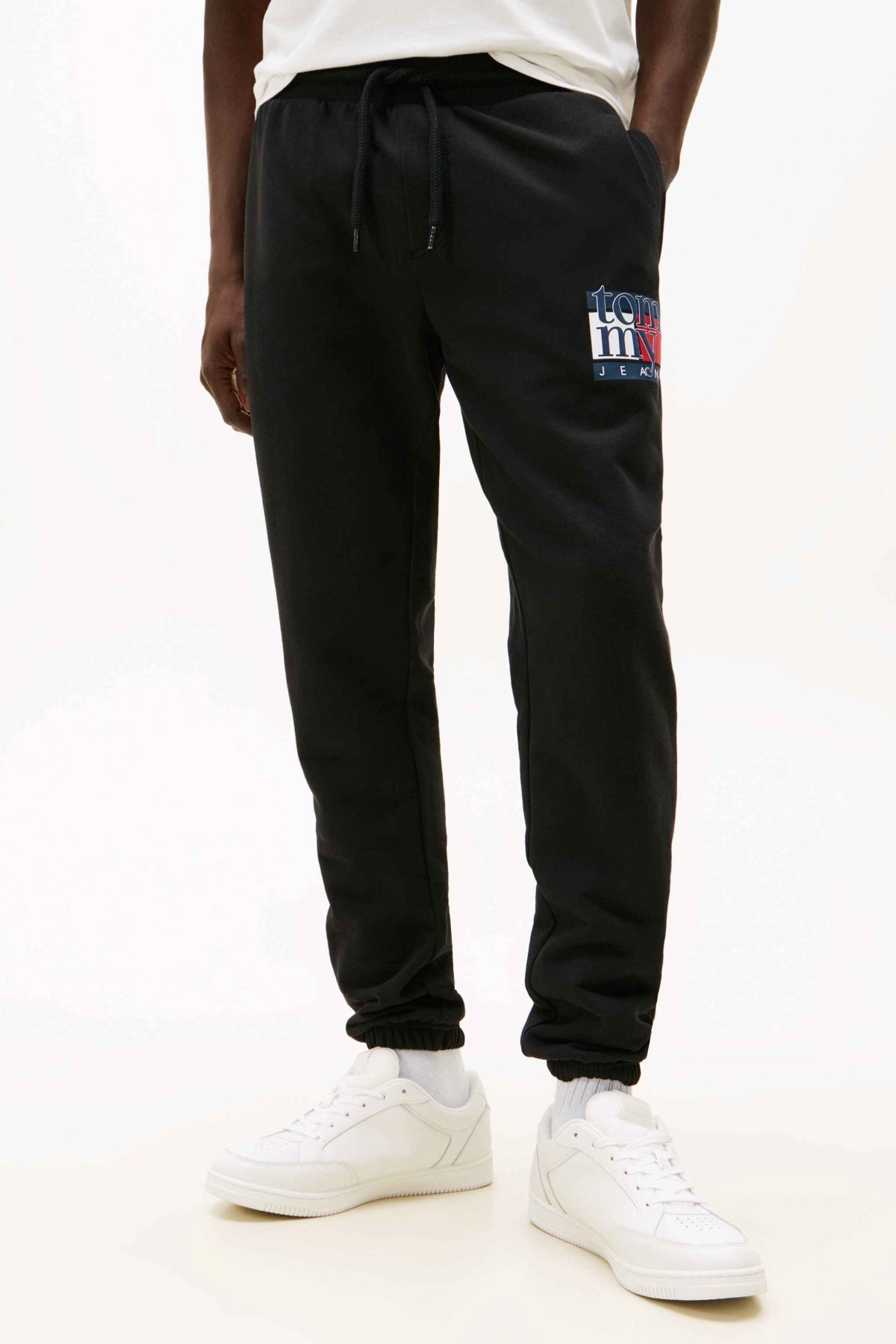 TOMMY JEANS TJM SLIM RWB FLAG SWEATP en color NEGRO (1)