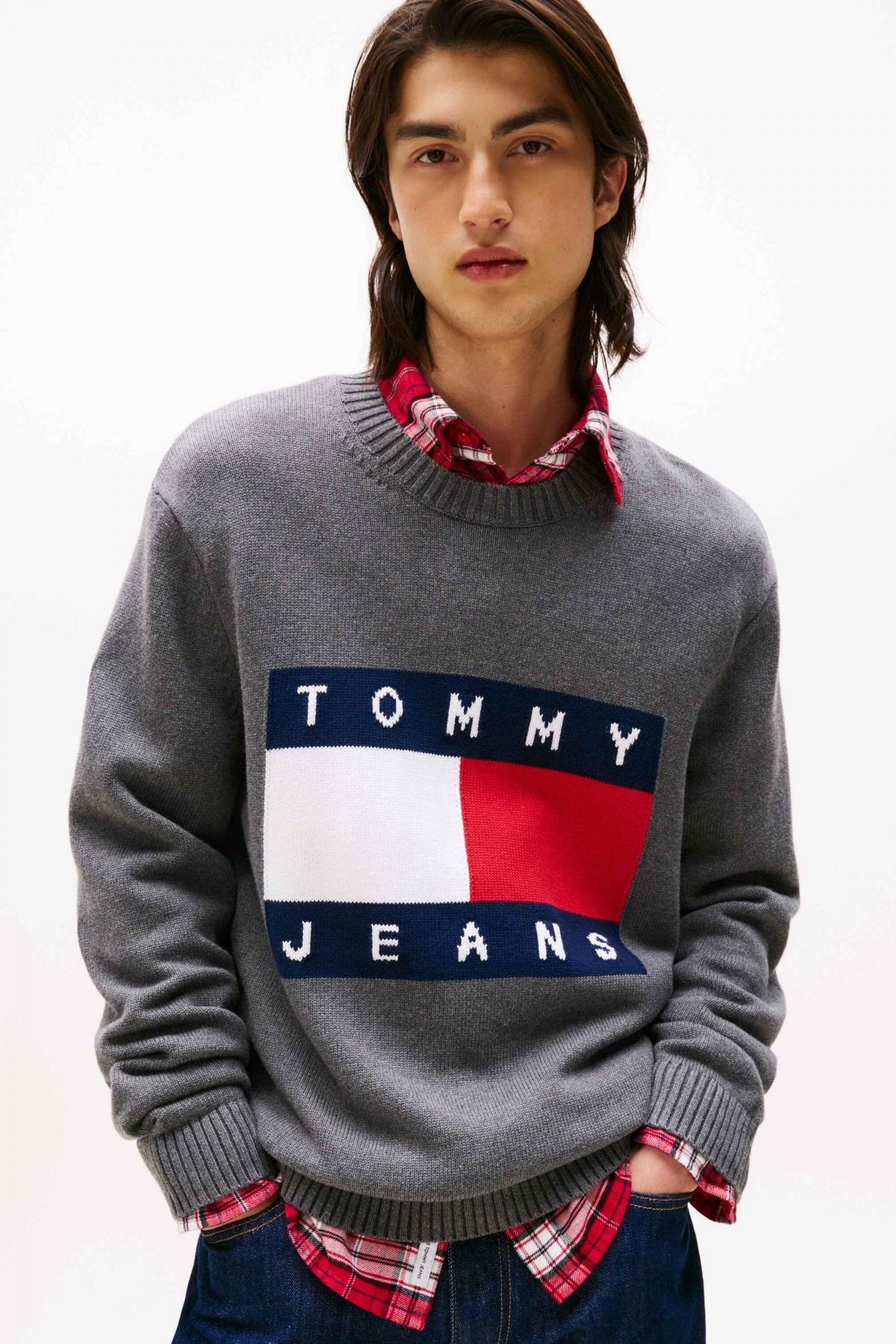 TOMMY JEANS TJM REG MELANGE FLAG SWE en color GRIS (1)