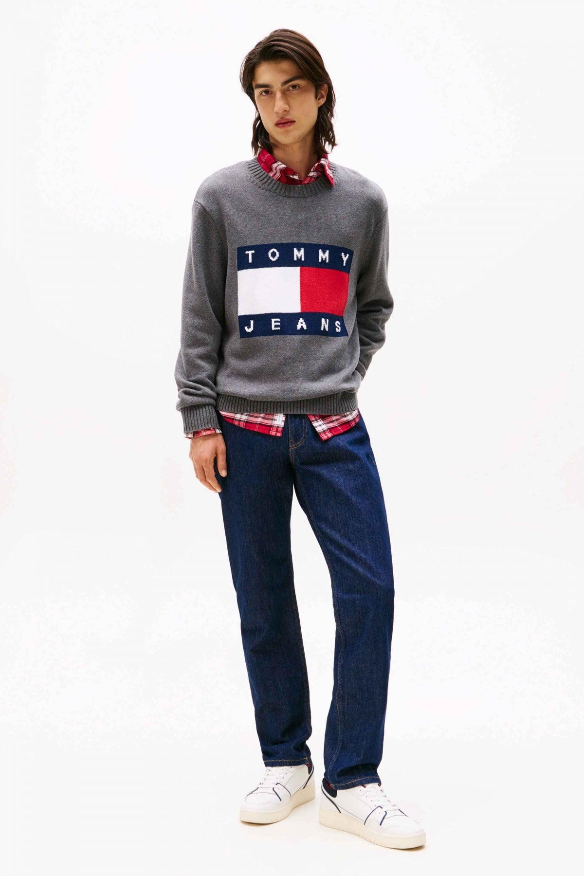 TOMMY JEANS TJM REG MELANGE FLAG SWE en color GRIS (4)