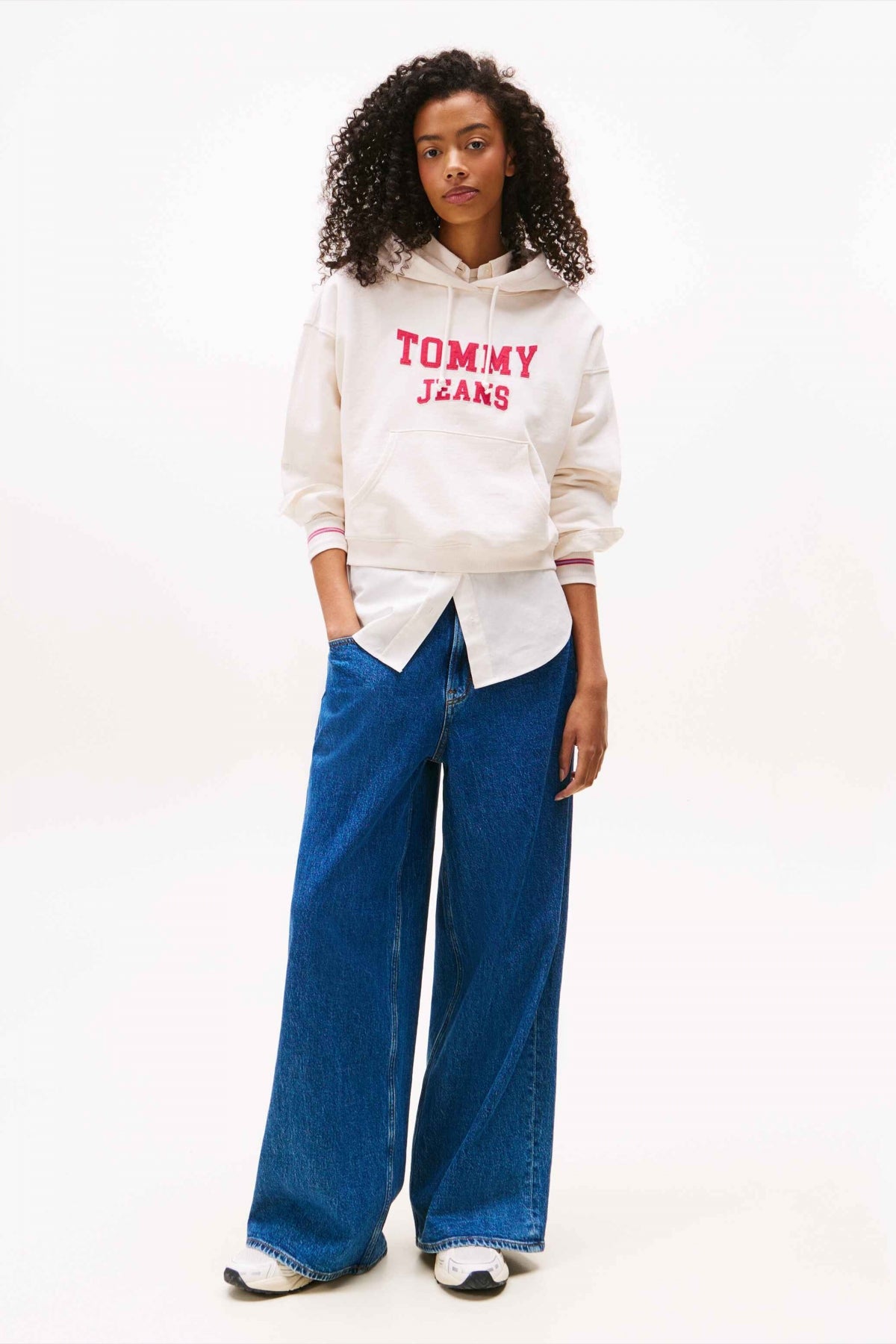 TOMMY JEANS TJW BXY CRP VARSITY HOOD en color BLANCO (4)