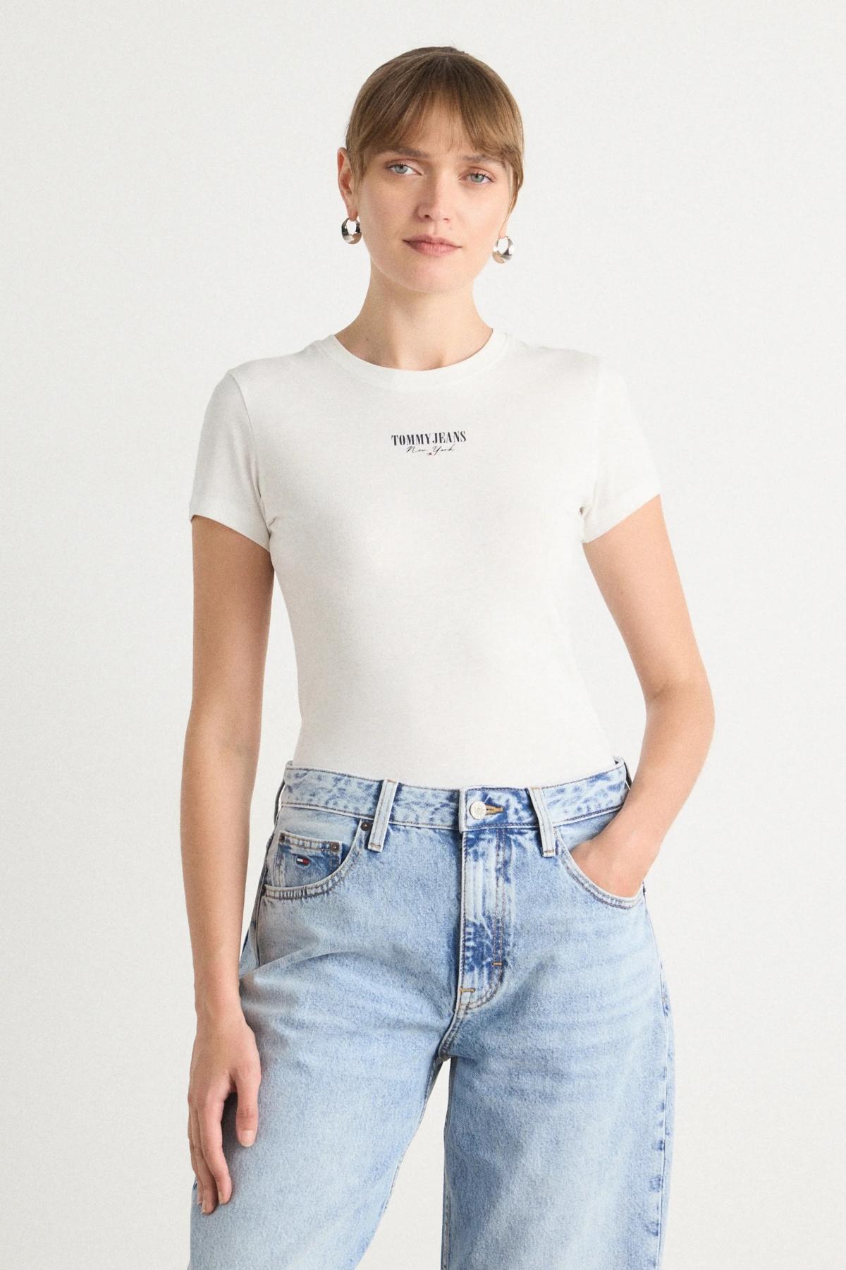 TOMMY JEANS TJW SLIM ESS LOGO TEE en color BLANCO (1)