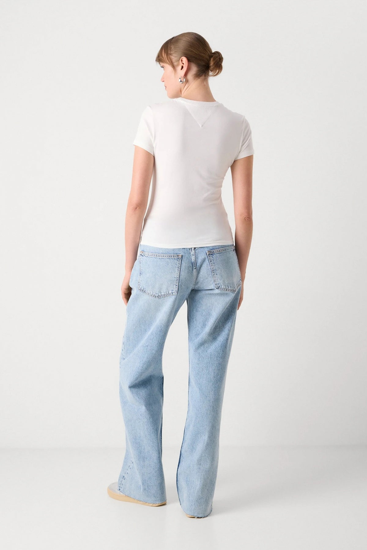 TOMMY JEANS TJW SLIM ESS LOGO TEE en color BLANCO (3)