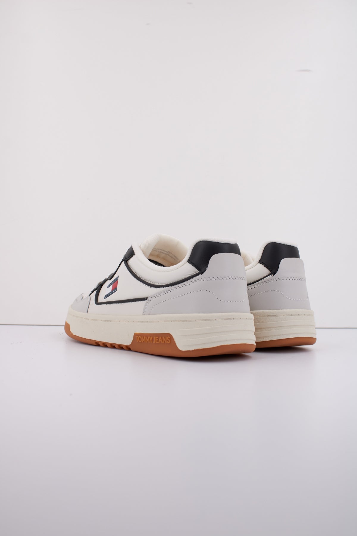 TOMMY JEANS TJM CUPSOLE ELEVATED LEA en color BLANCO (4)