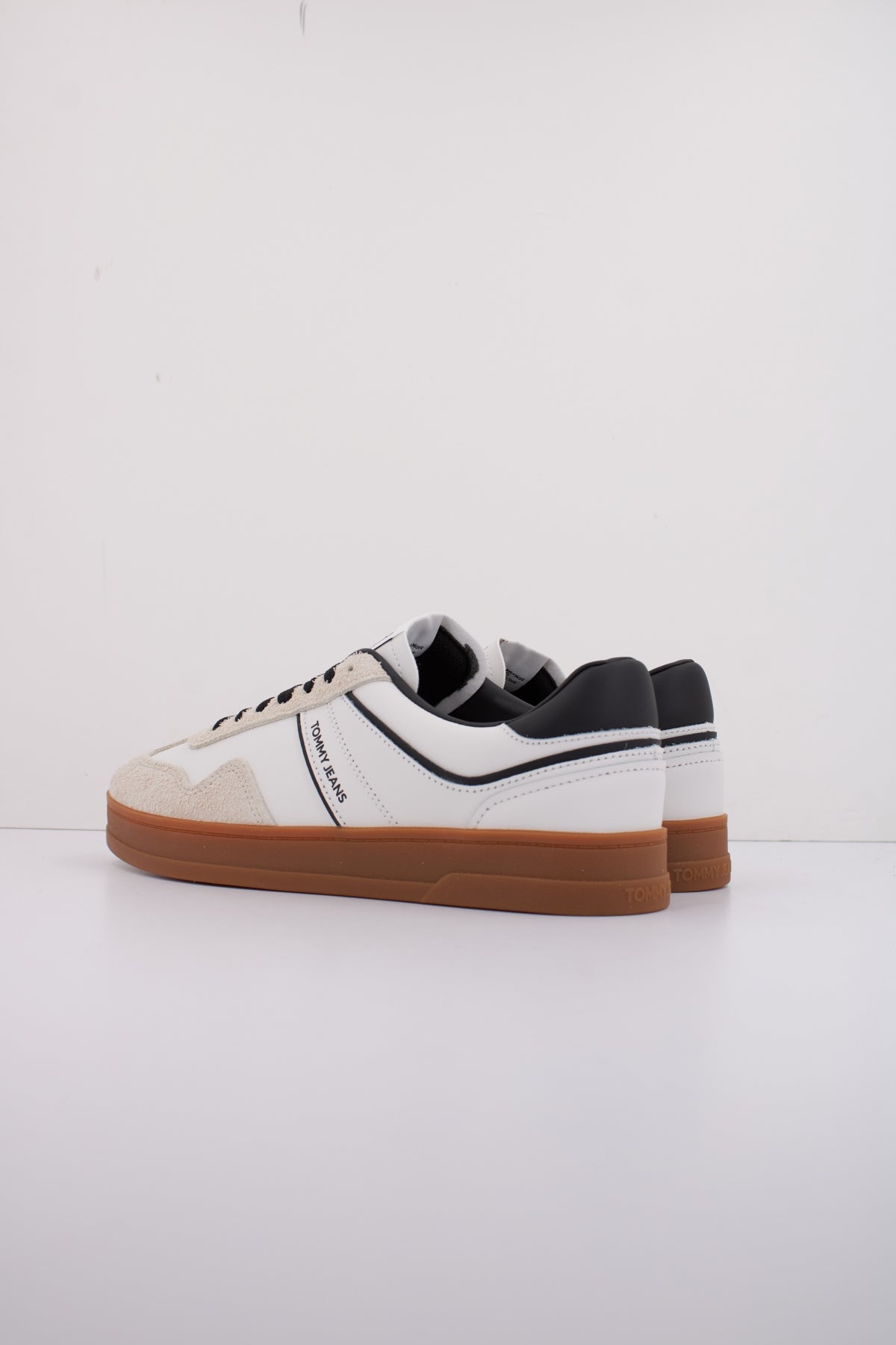 TOMMY JEANS THE GREENWICH LEATHER en color BLANCO (4)