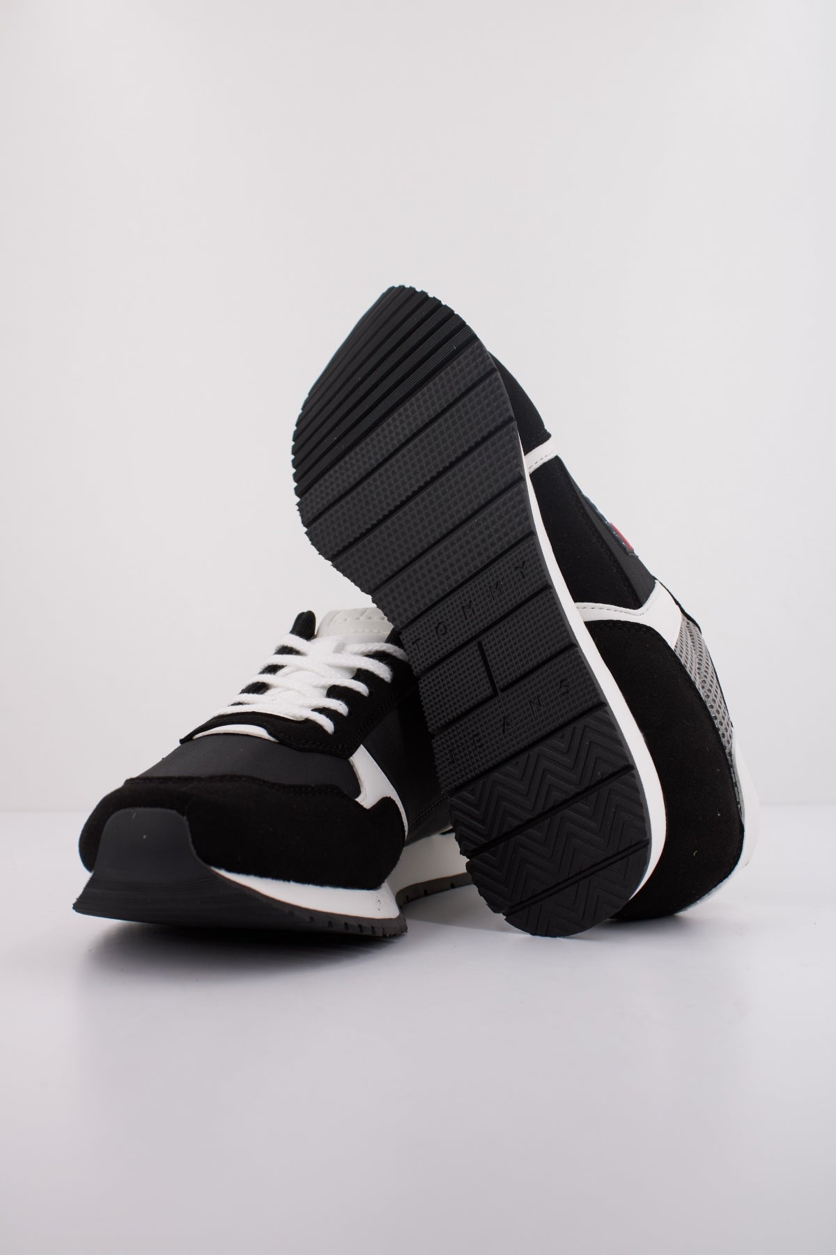 TOMMY JEANS TJM RUNNER CASUAL en color NEGRO (5)