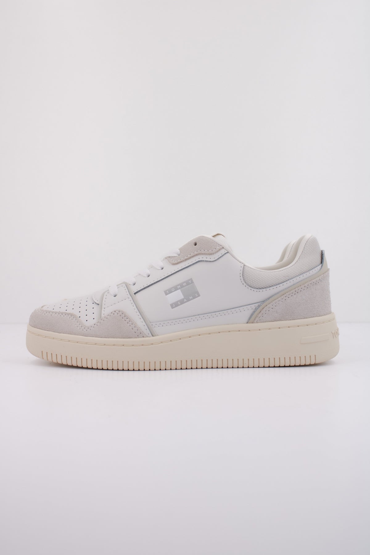 TOMMY JEANS TJW RETRO BASKET SNEAKER en color BLANCO (1)