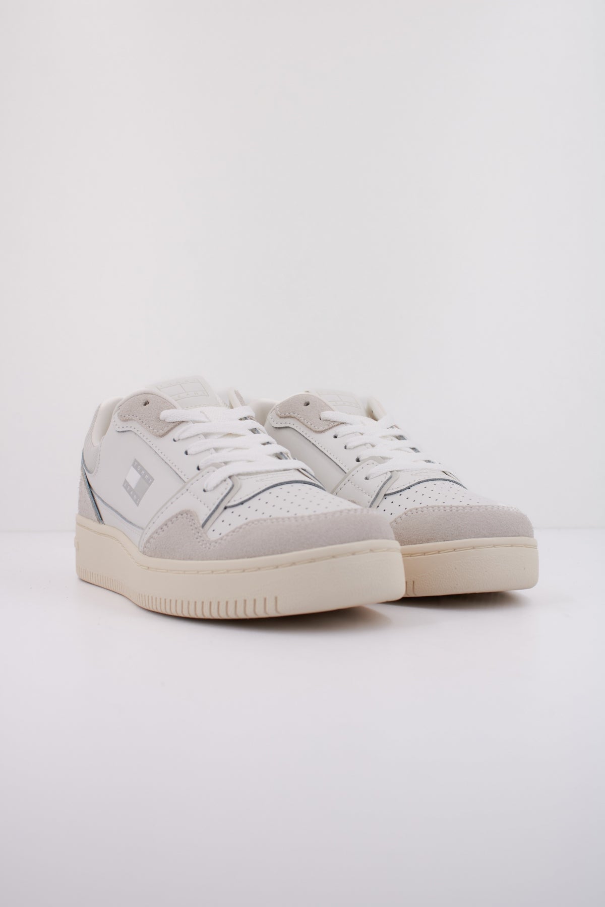 TOMMY JEANS TJW RETRO BASKET SNEAKER en color BLANCO (2)
