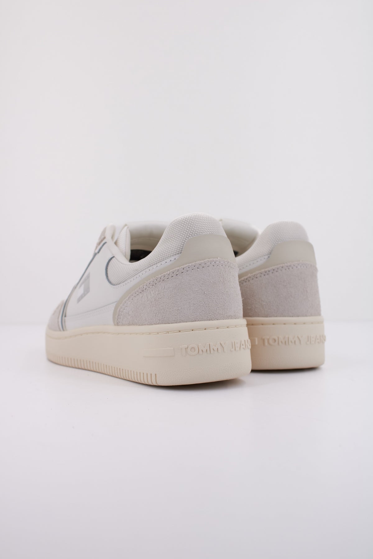 TOMMY JEANS TJW RETRO BASKET SNEAKER en color BLANCO (4)