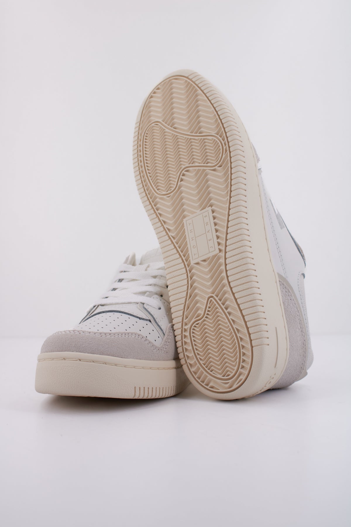 TOMMY JEANS TJW RETRO BASKET SNEAKER en color BLANCO (5)