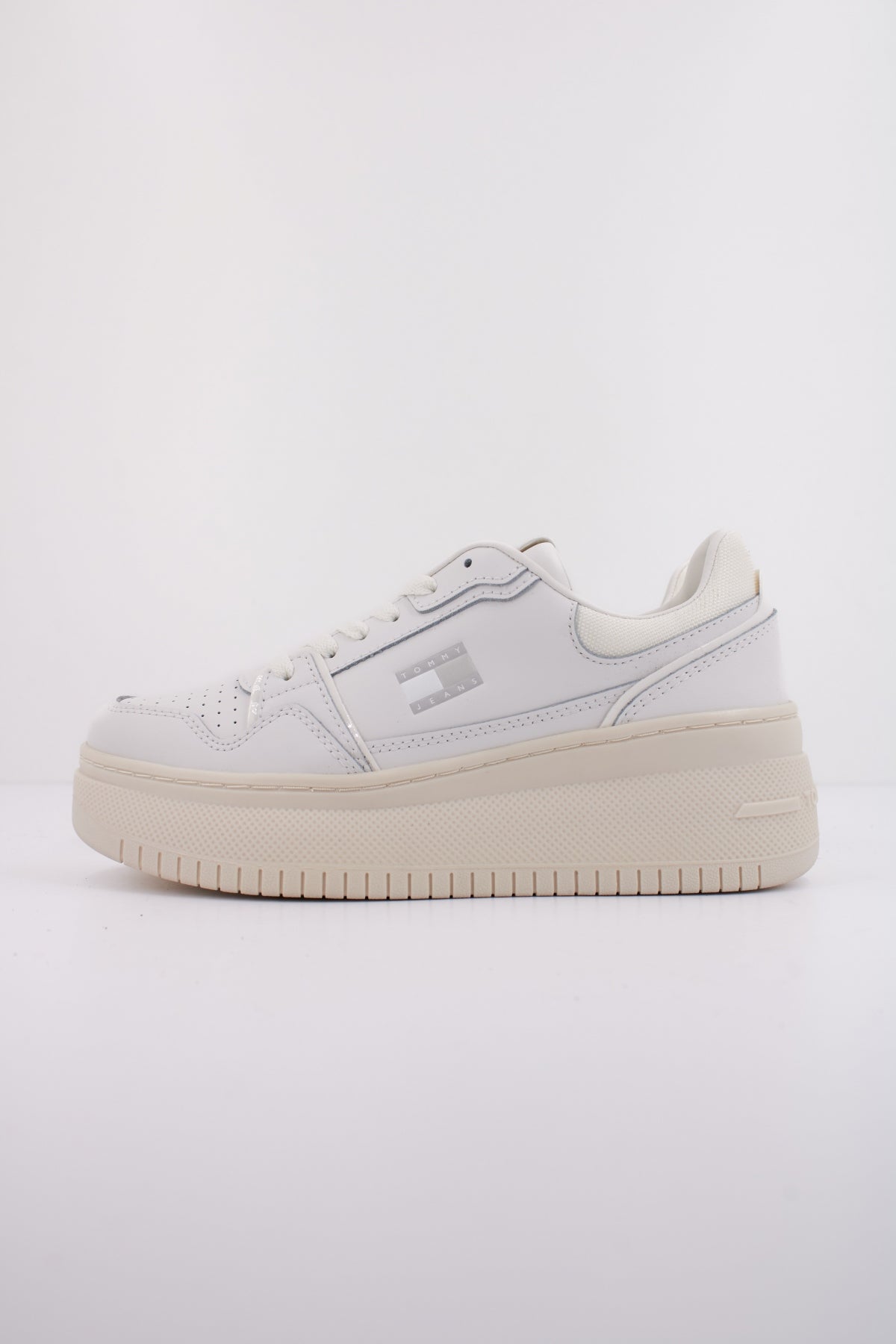 TOMMY JEANS TJW RETRO BASKET FLATFOR en color BLANCO (1)