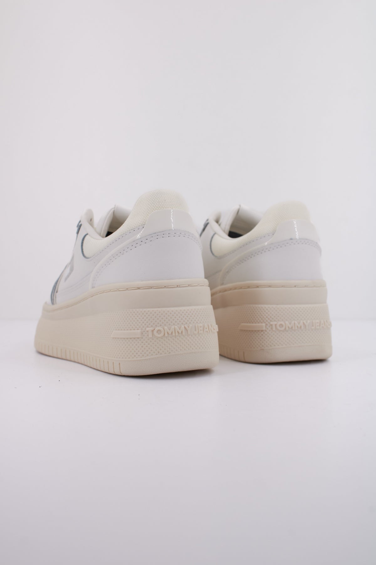 TOMMY JEANS TJW RETRO BASKET FLATFOR en color BLANCO (4)