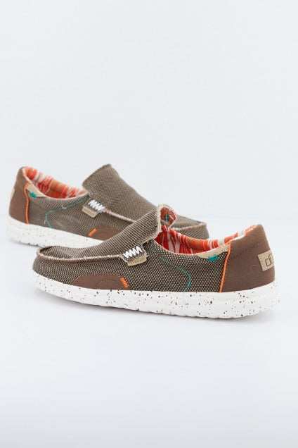 HEY DUDE MIKKA en color MARRON (2)