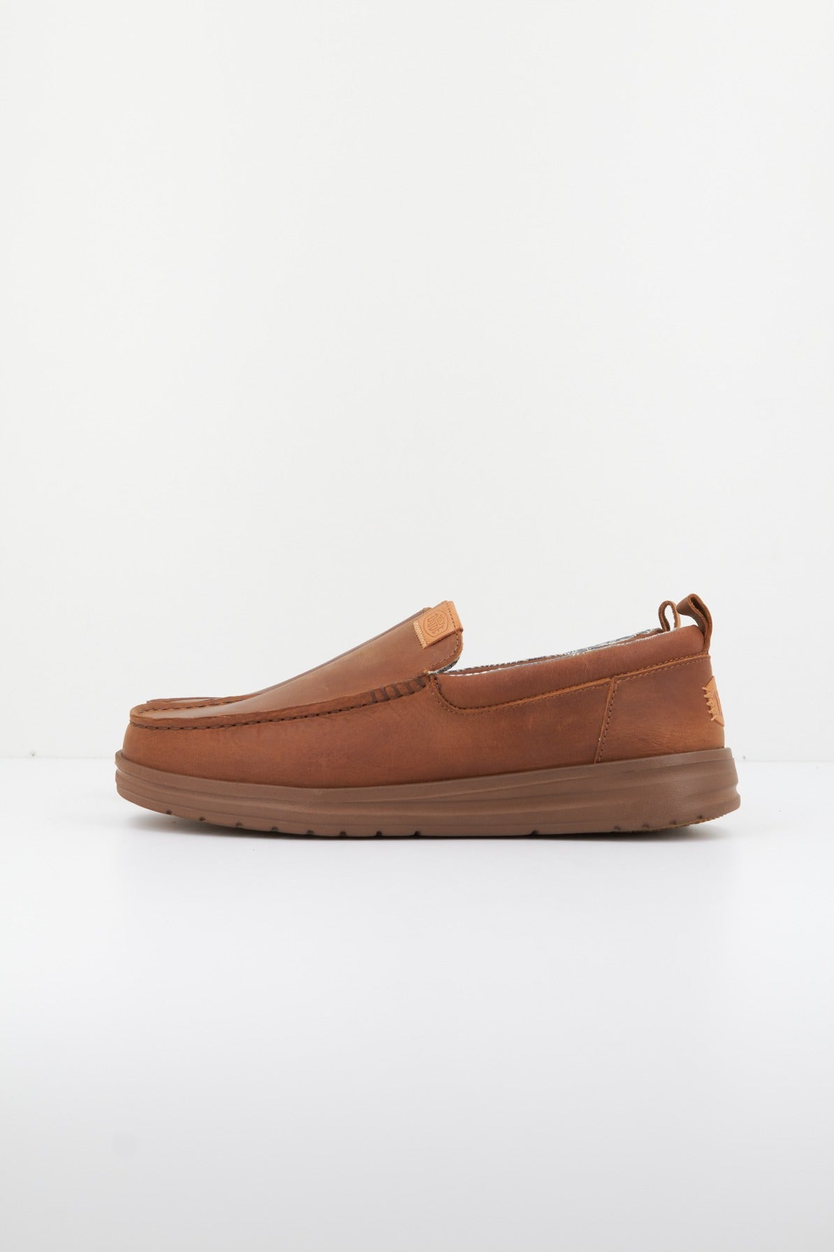 HEY DUDE WALLY GRIP MOC en color MARRON (1)