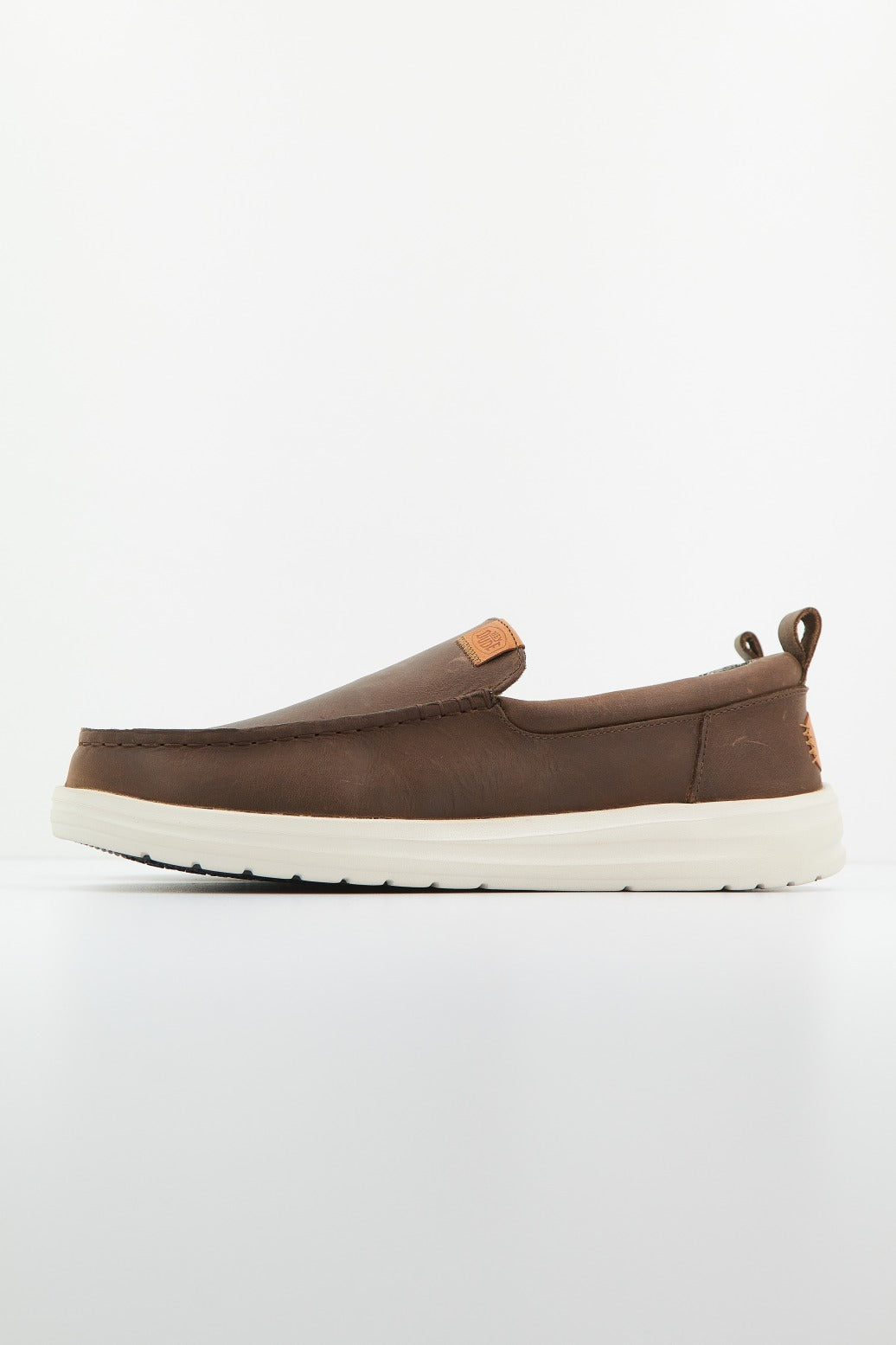 HEY DUDE WALLY GRIP MOC en color MARRON (1)