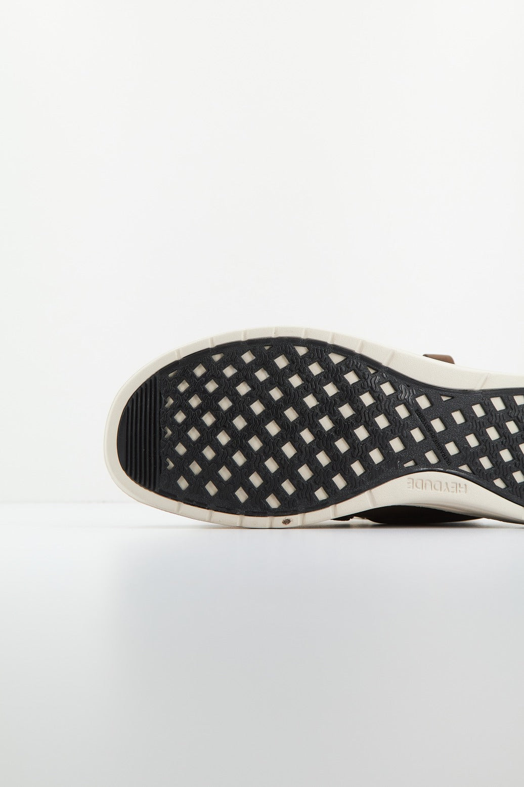 HEY DUDE WALLY GRIP MOC en color MARRON (4)