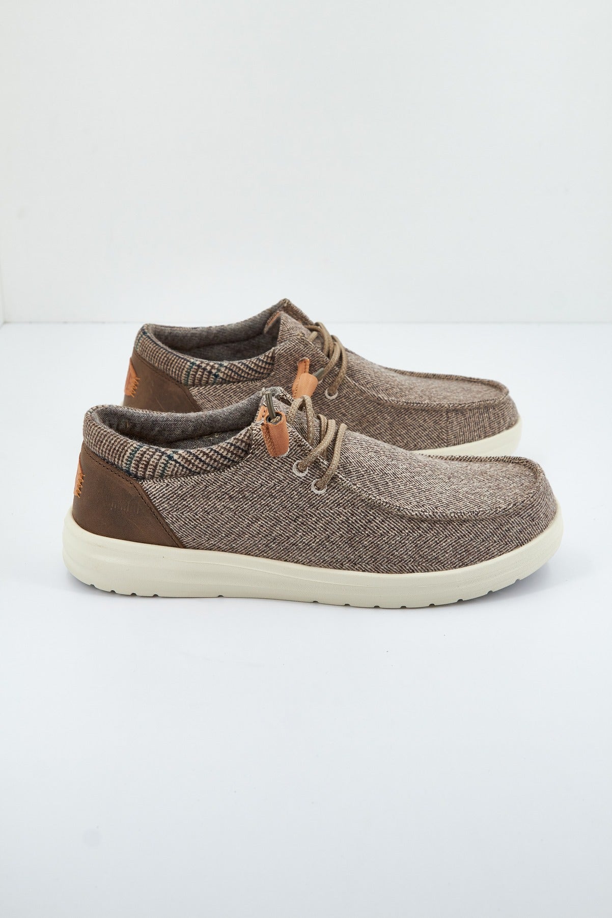 HEY DUDE WALLY GRIP en color MARRON (1)